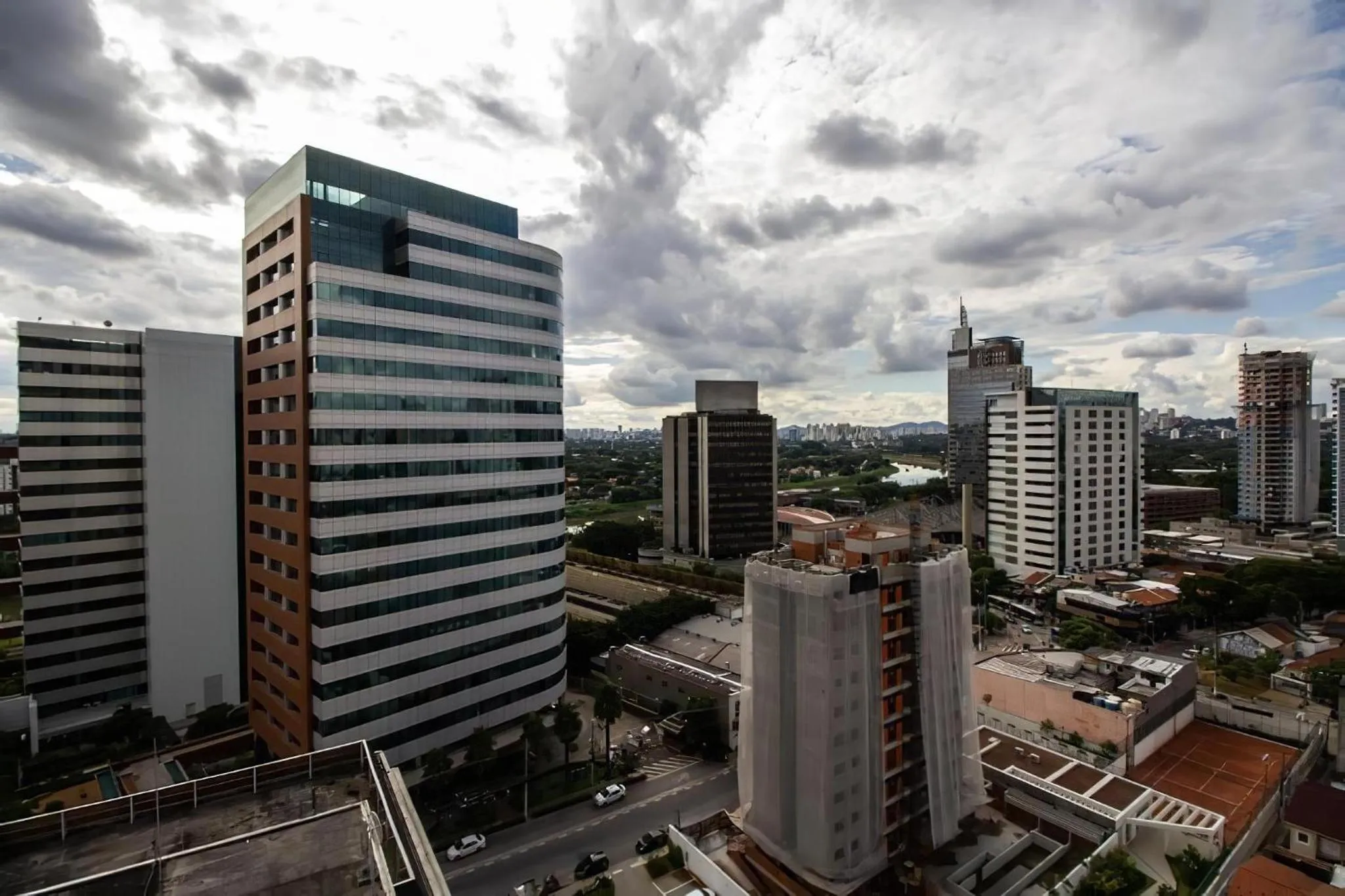 City view in Edifício Summit Pinheiros, Aptos com Wi-Fi, Ar Condicionado, Varanda, Piscina, Academia e Estacionamento, Próximo ao Metrô
