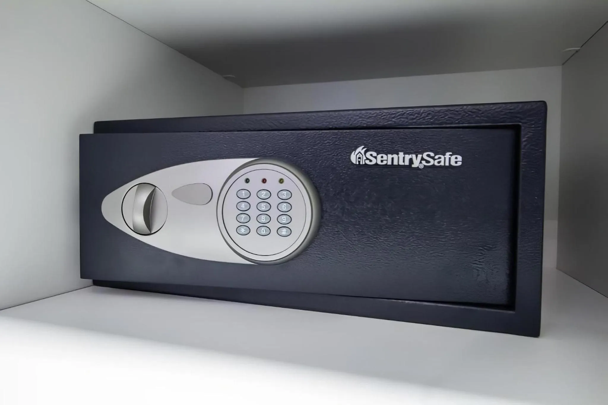 safe in Edifício Summit Pinheiros, Aptos com Wi-Fi, Ar Condicionado, Varanda, Piscina, Academia e Estacionamento, Próximo ao Metrô