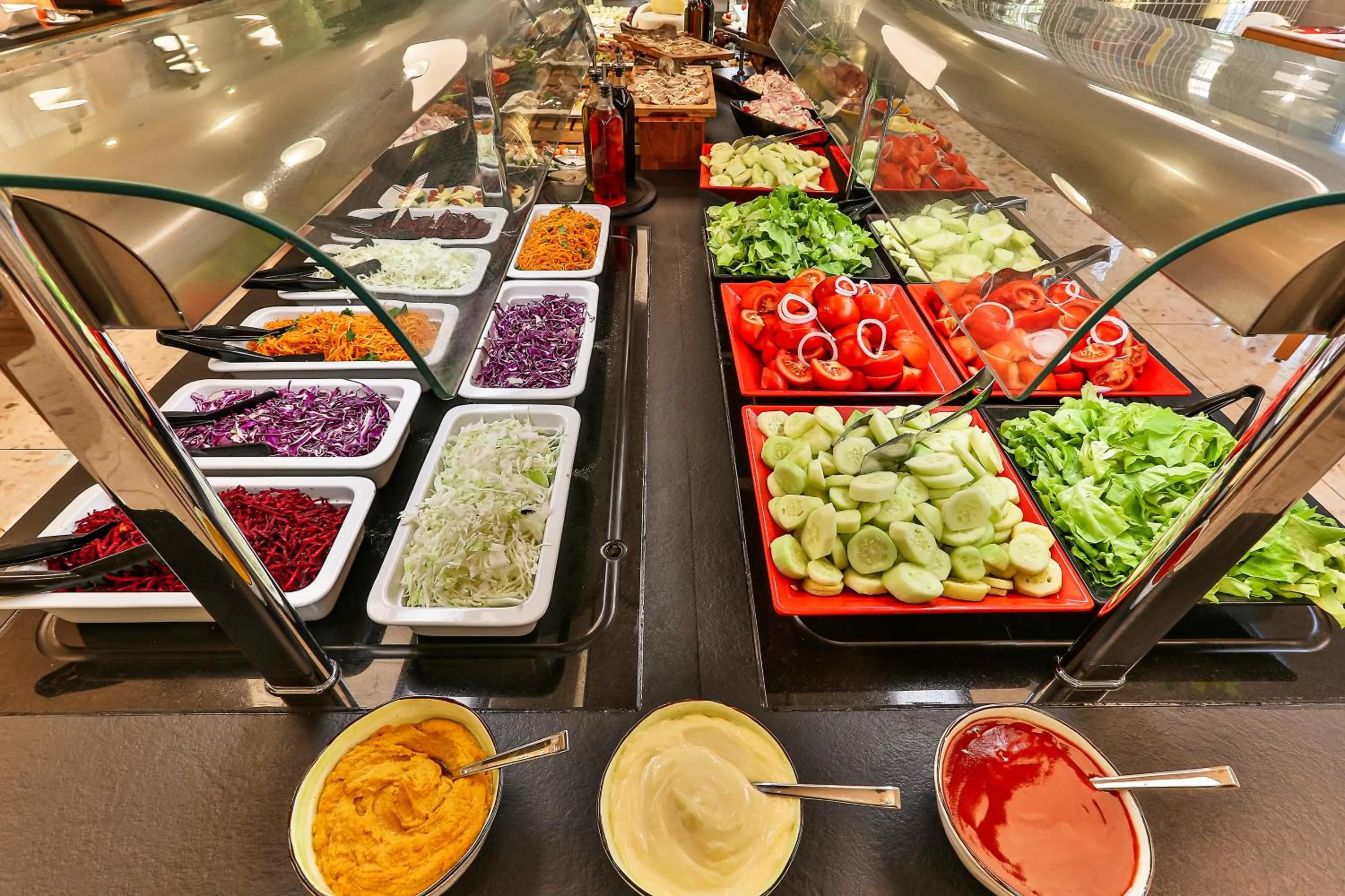 Restaurant/places to eat in Carine Hotel Kumbor Superior