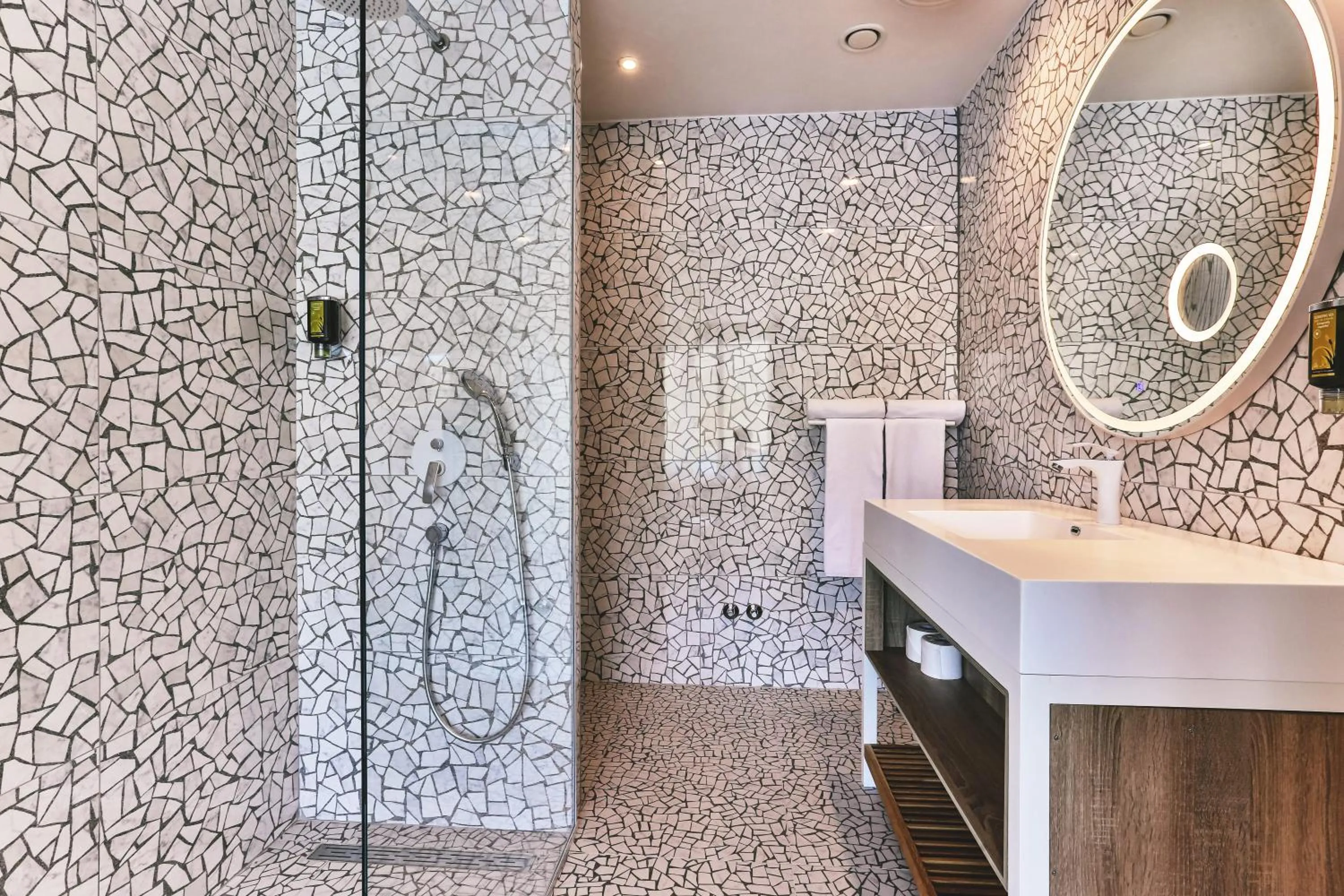 Bathroom in Carine Hotel Kumbor Superior