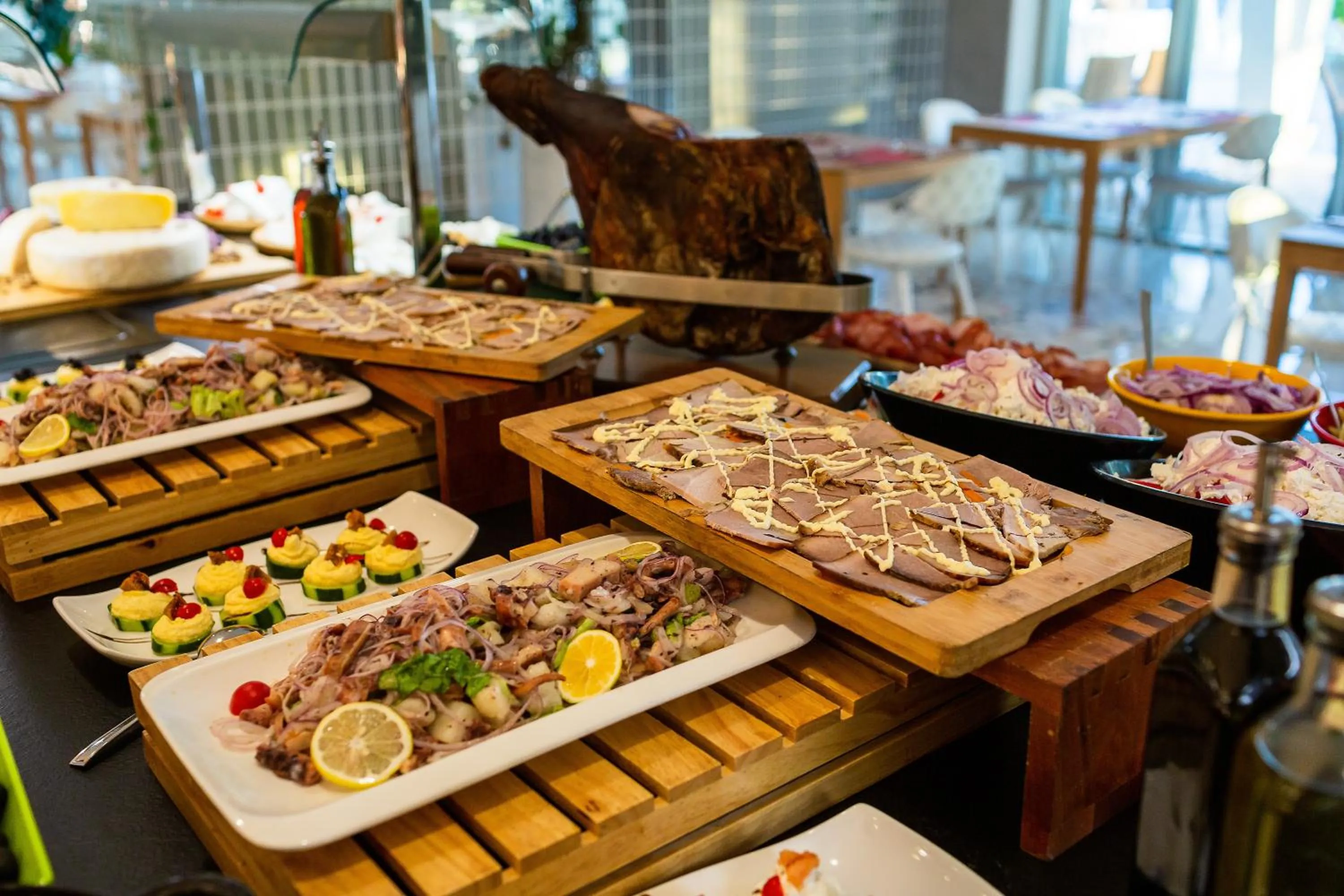 Restaurant/places to eat in Carine Hotel Kumbor Superior