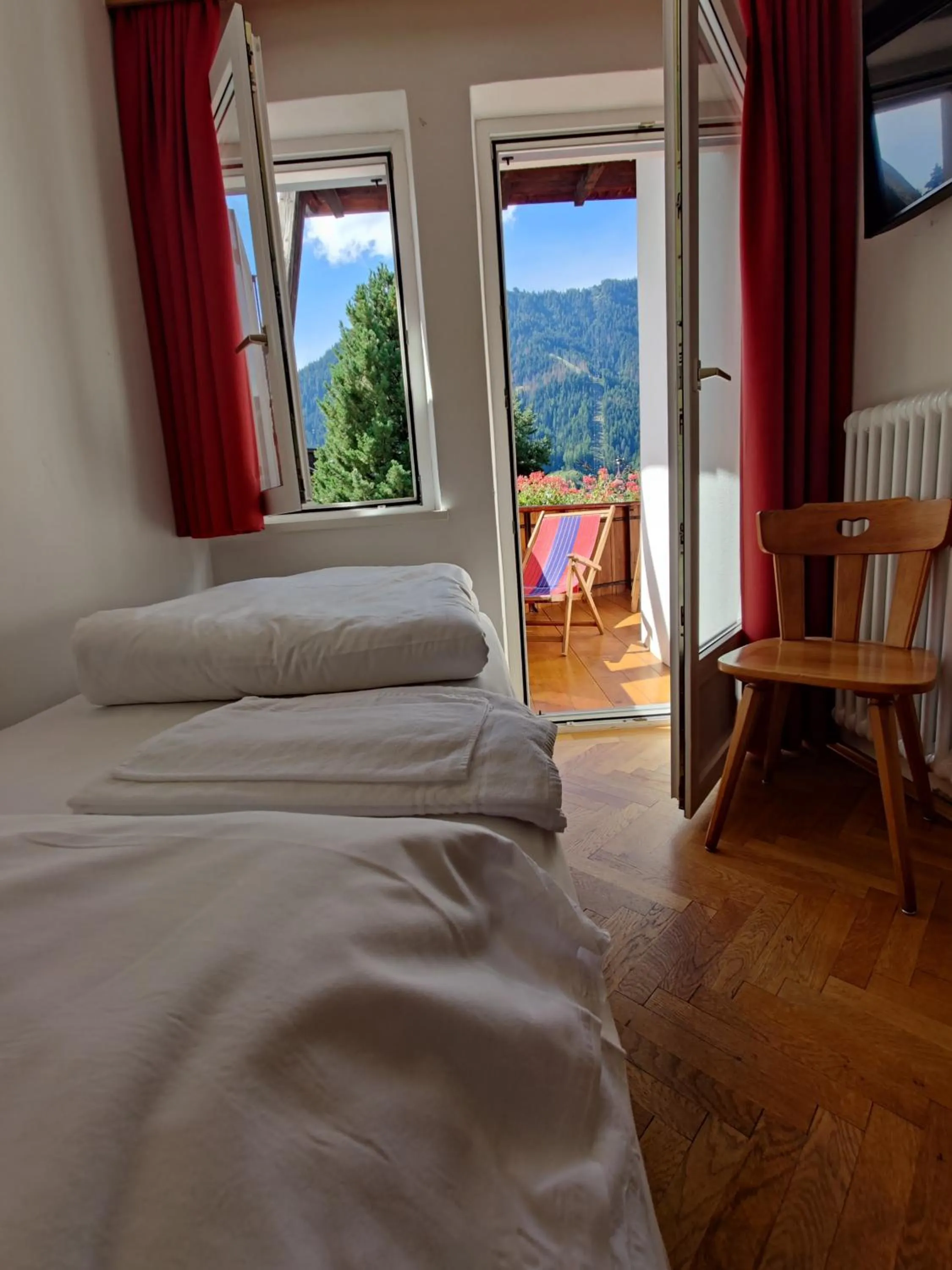 Bed in AppartChalet LA RONDULA - 100m from Seceda