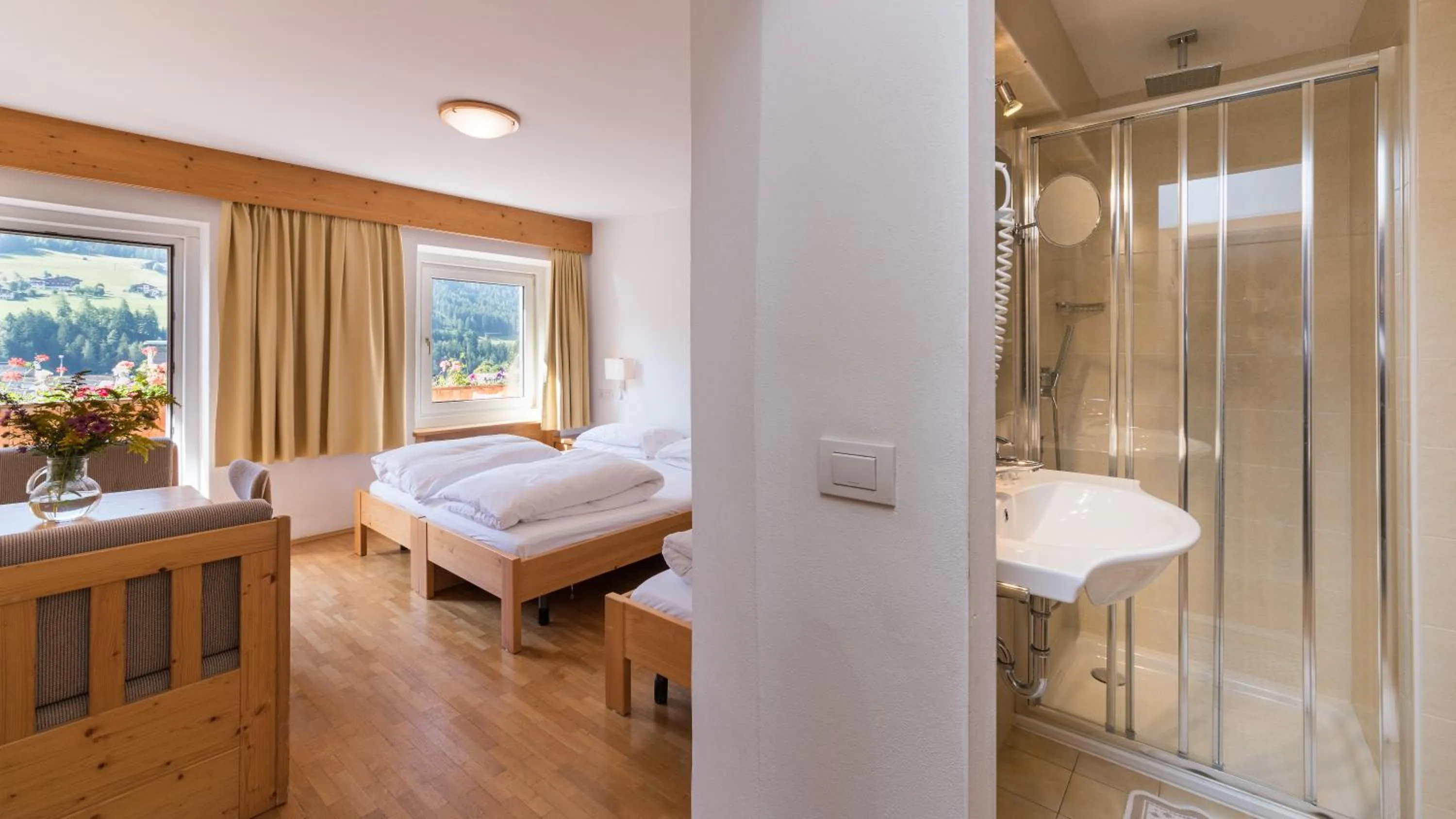 Shower, Bed in AppartChalet LA RONDULA - 100m from Seceda