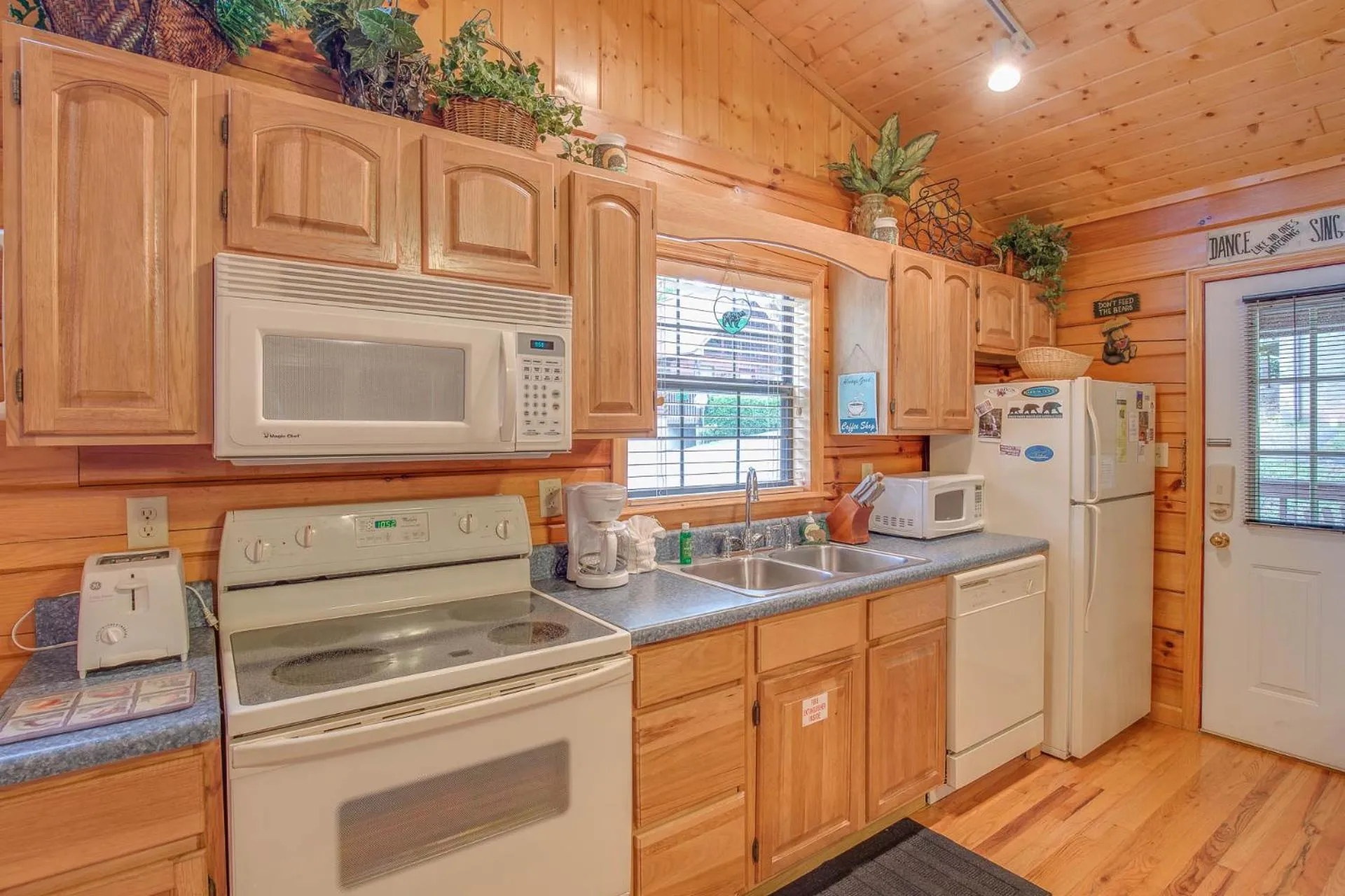 Kitchen or kitchenette in Bear Escape