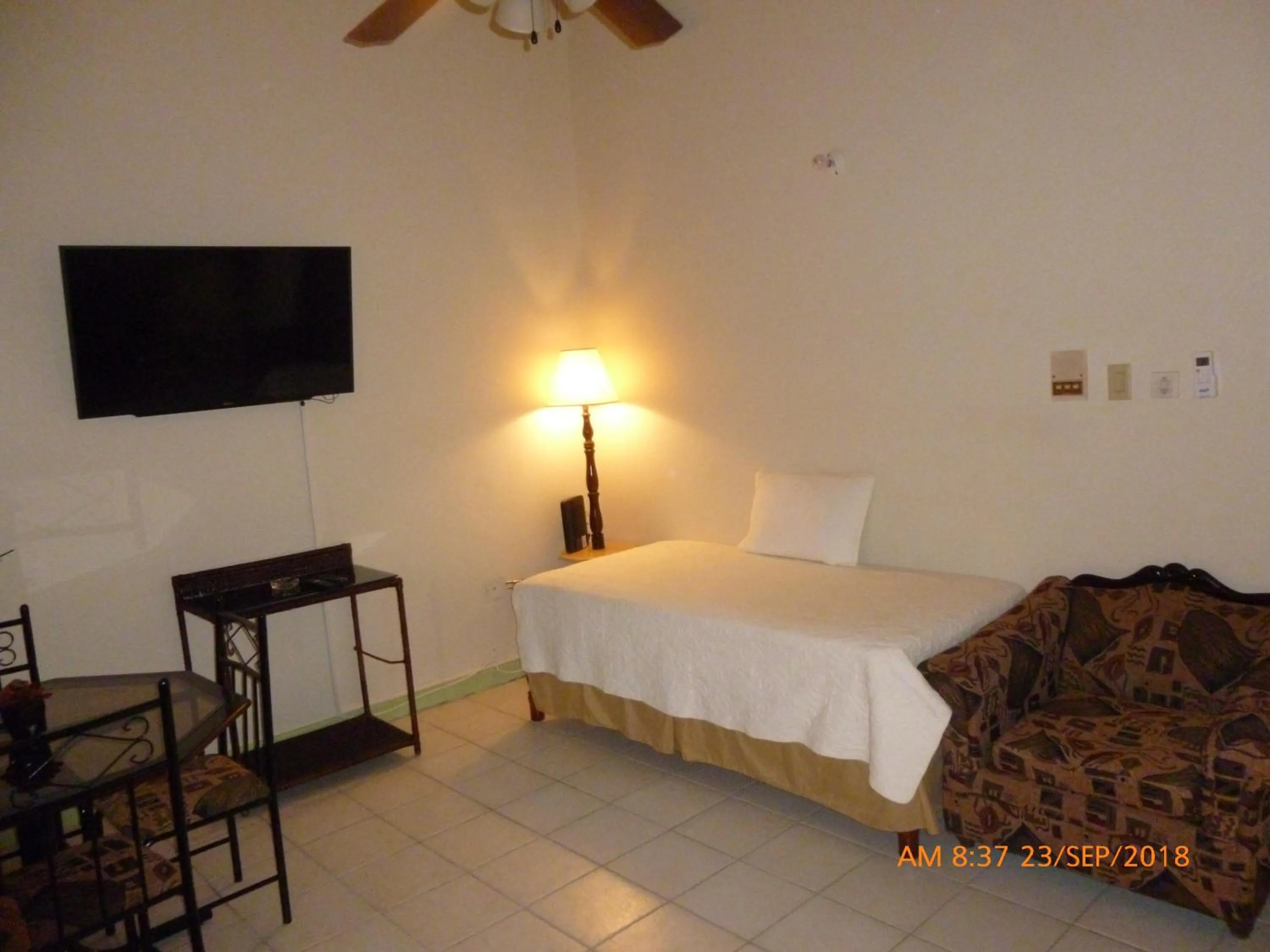 Communal lounge/ TV room, Bed in SandCastles # E26