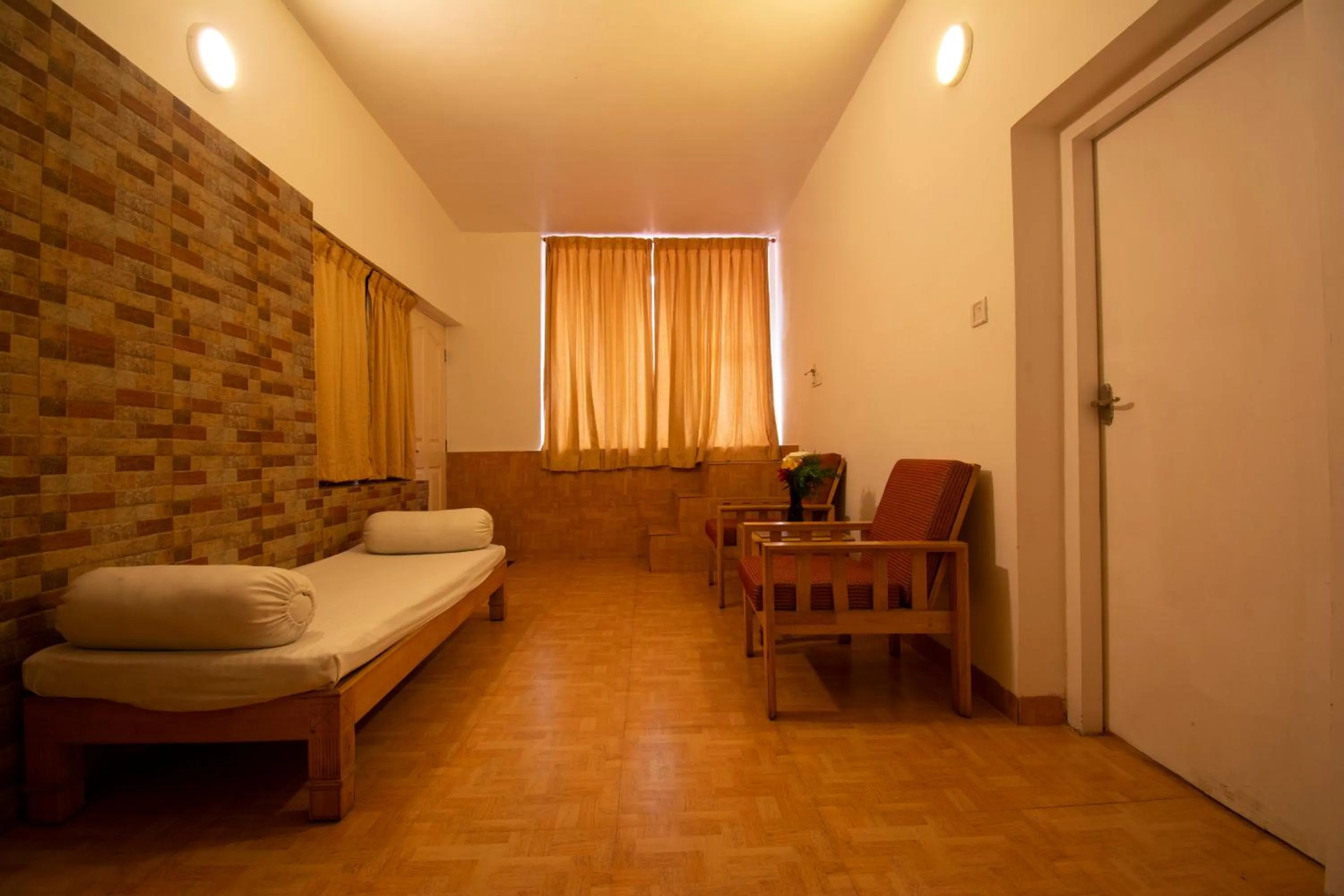 Living room, Bed in Kodai Resort Hotel, Kodaikanal