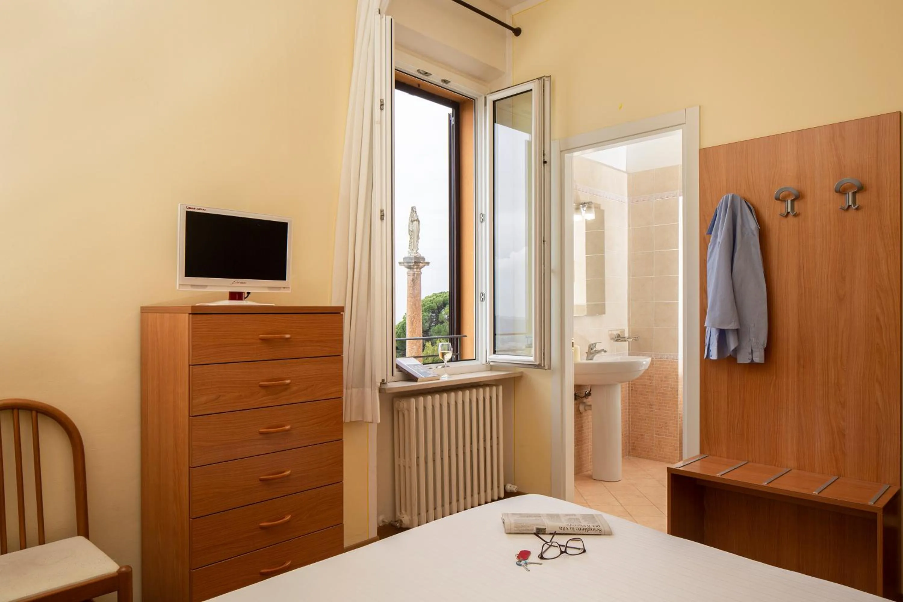 View (from property/room), Bed in Hotel Sacro Cuore