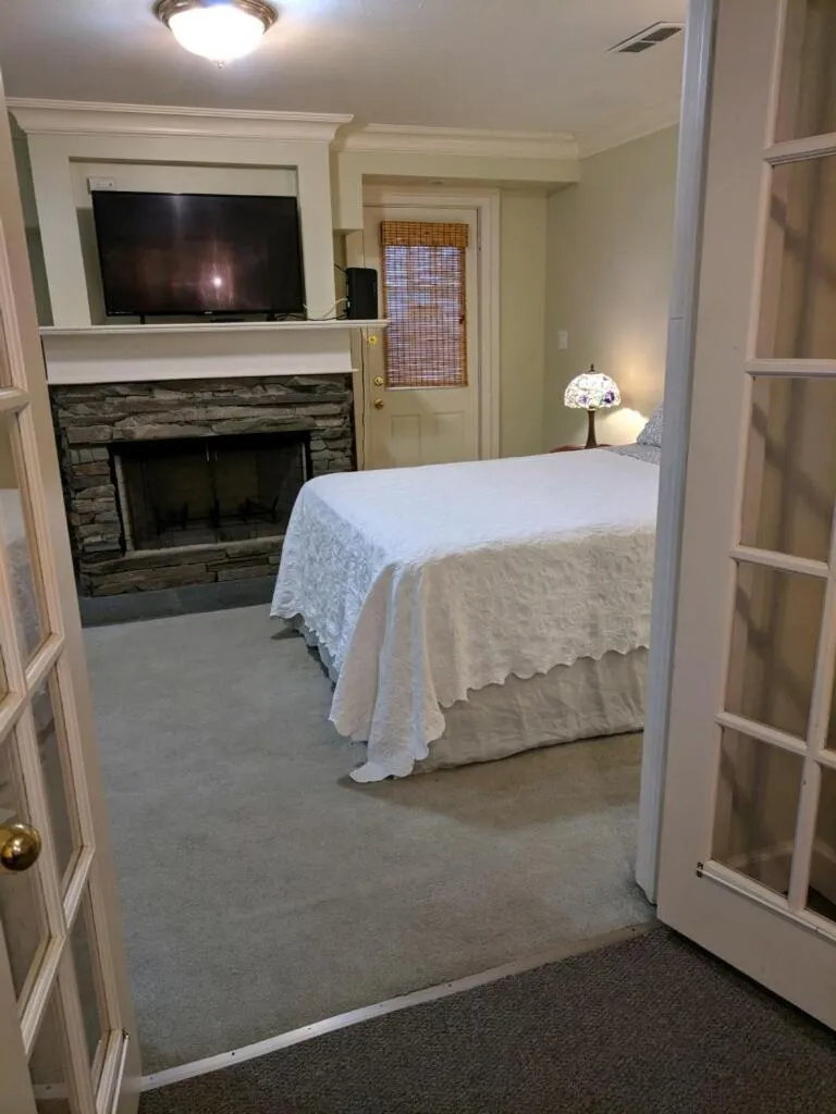 Bed in Niagara Mansion Carriage Suite