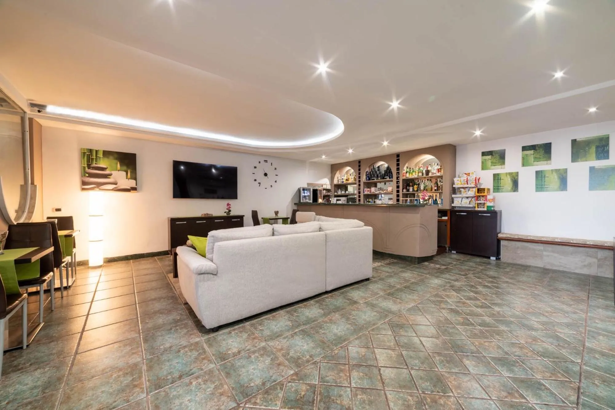 Communal lounge/ TV room in Hotel Cesirja