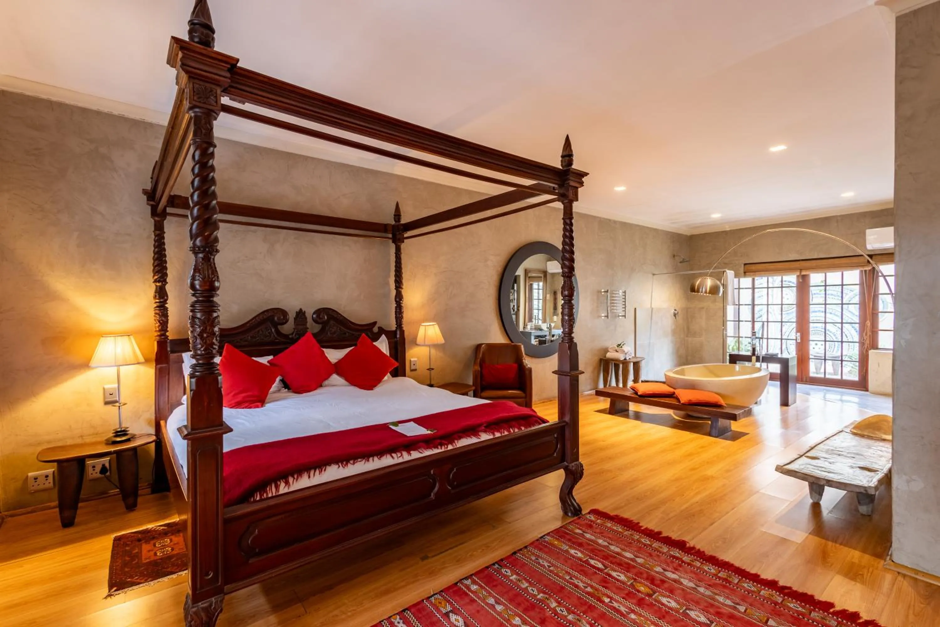 Shower, Bed in Singa Lodge - Lion Roars Hotels & Lodges