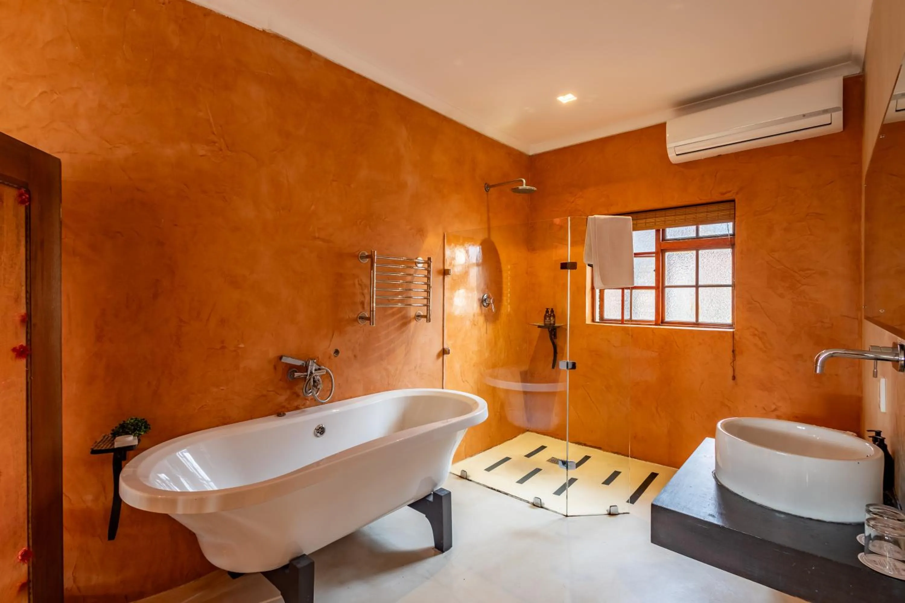 Shower in Singa Lodge - Lion Roars Hotels & Lodges