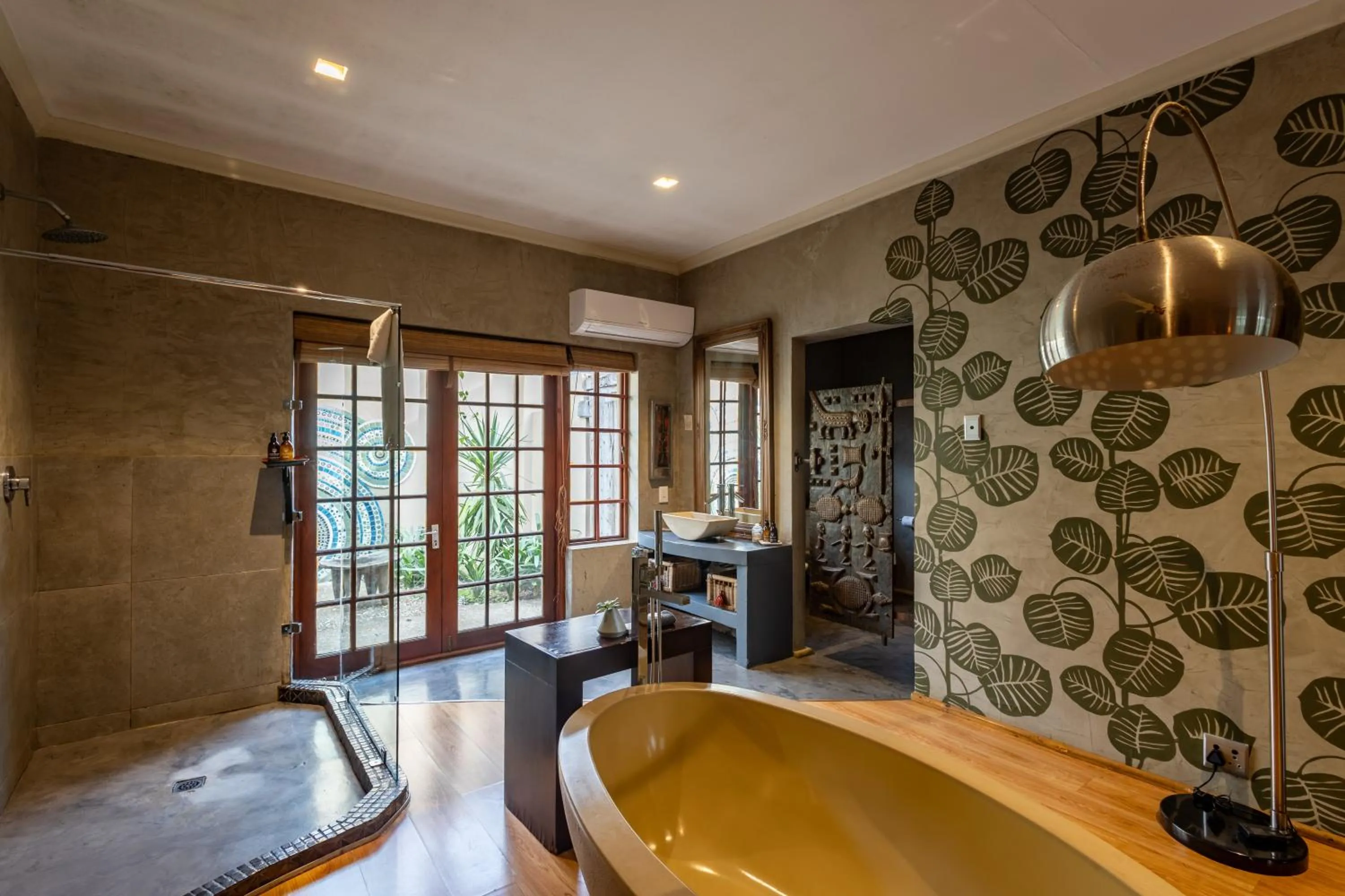 Shower in Singa Lodge - Lion Roars Hotels & Lodges