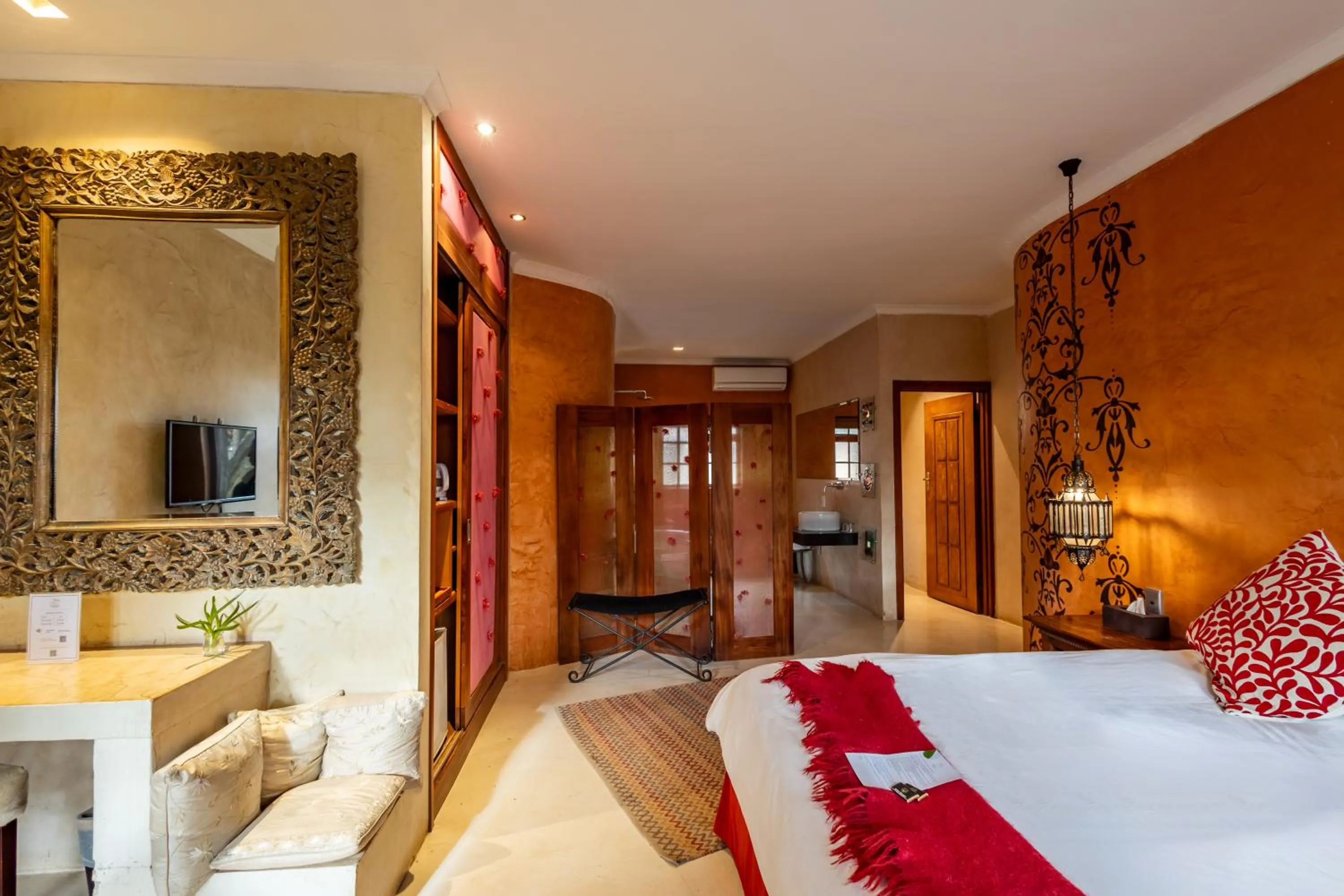 Shower, Bed in Singa Lodge - Lion Roars Hotels & Lodges