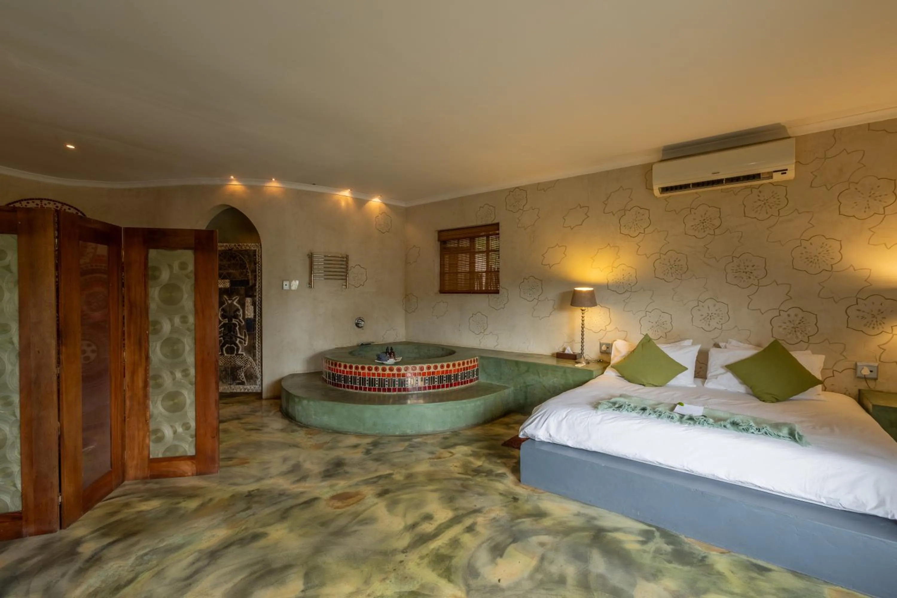 Bathroom, Bed in Singa Lodge - Lion Roars Hotels & Lodges