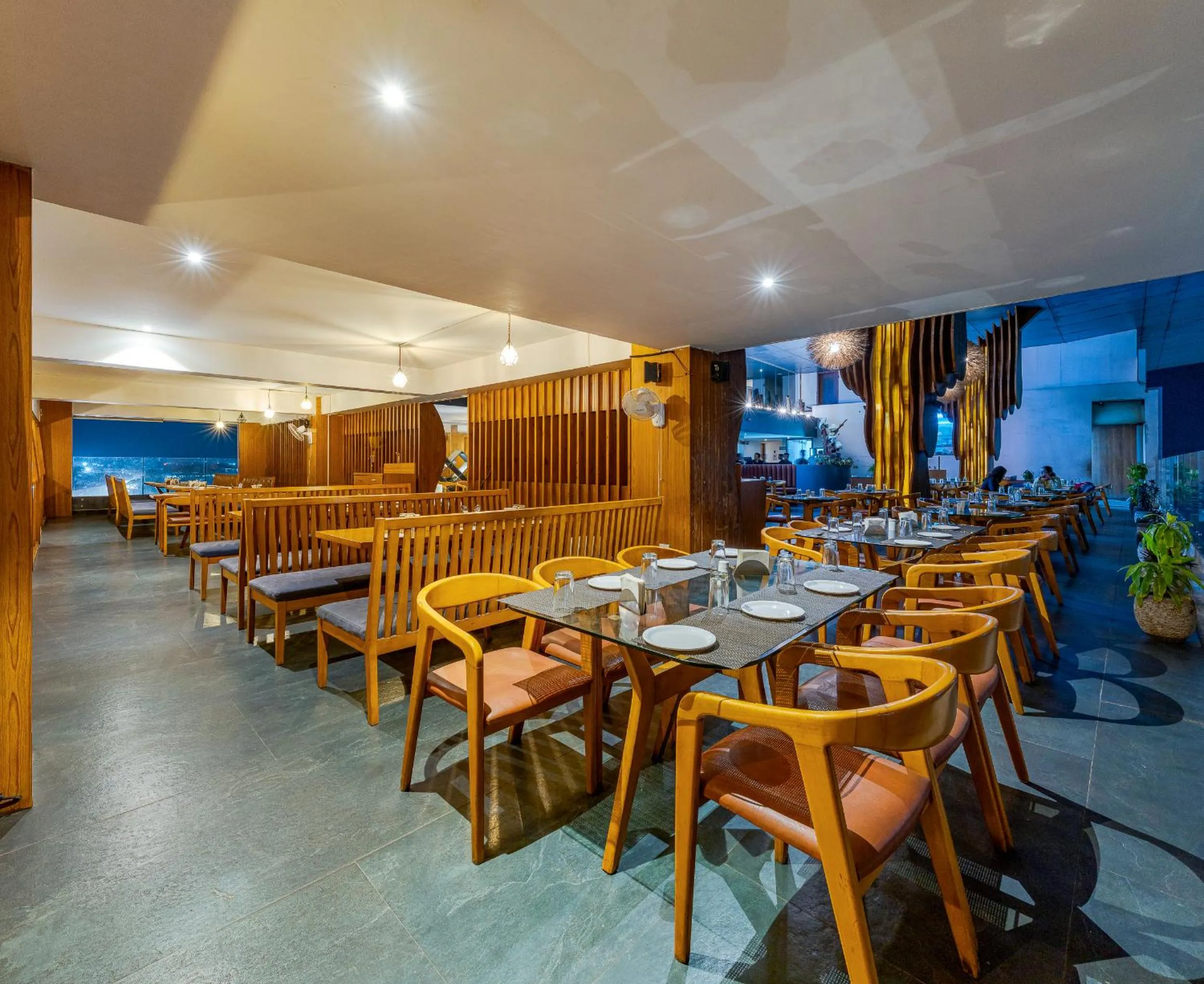 Restaurant/places to eat in Hotel Sapphire Premium Hotel & Suite