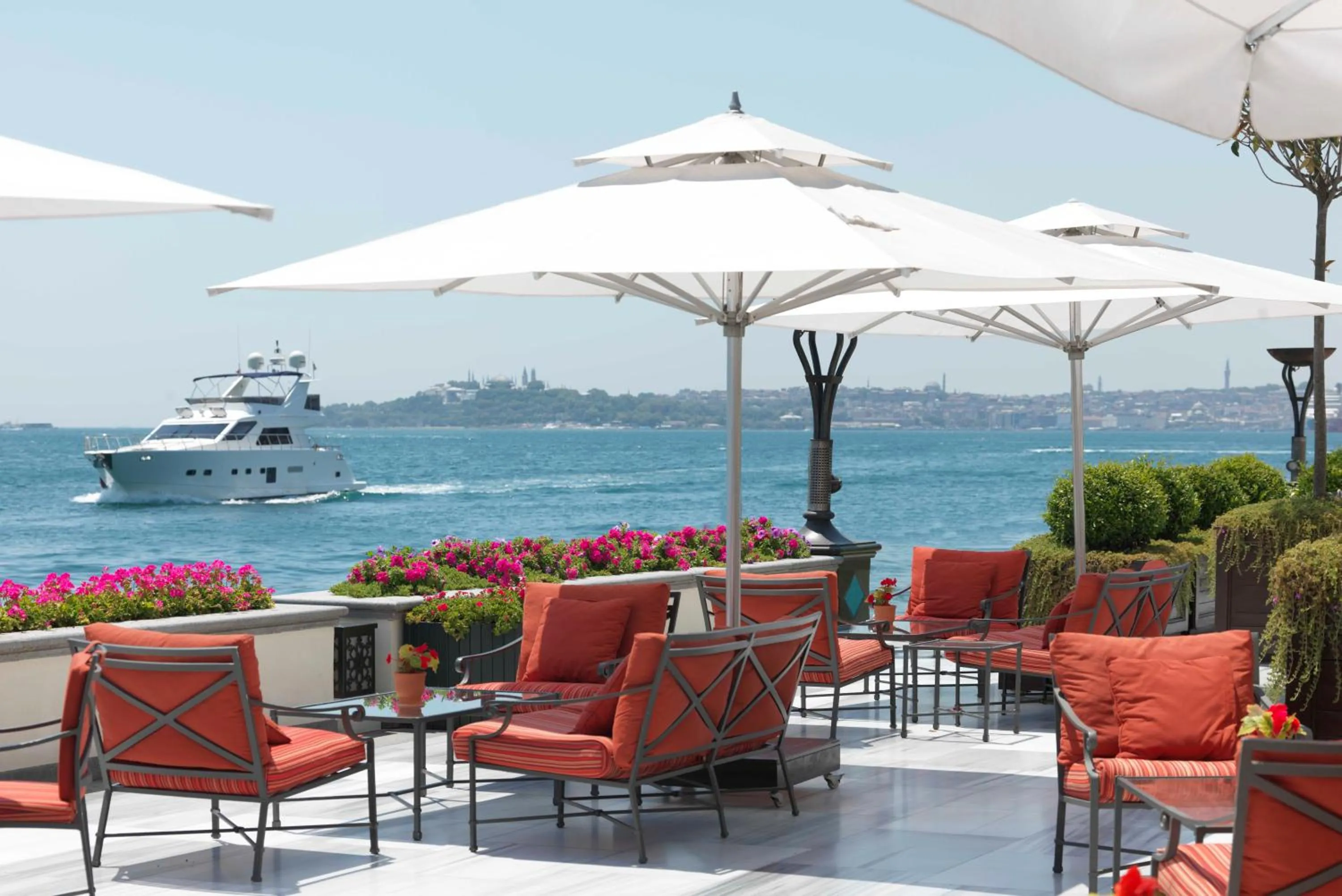 Lounge or bar in Four Seasons Hotel Istanbul at the Bosphorus