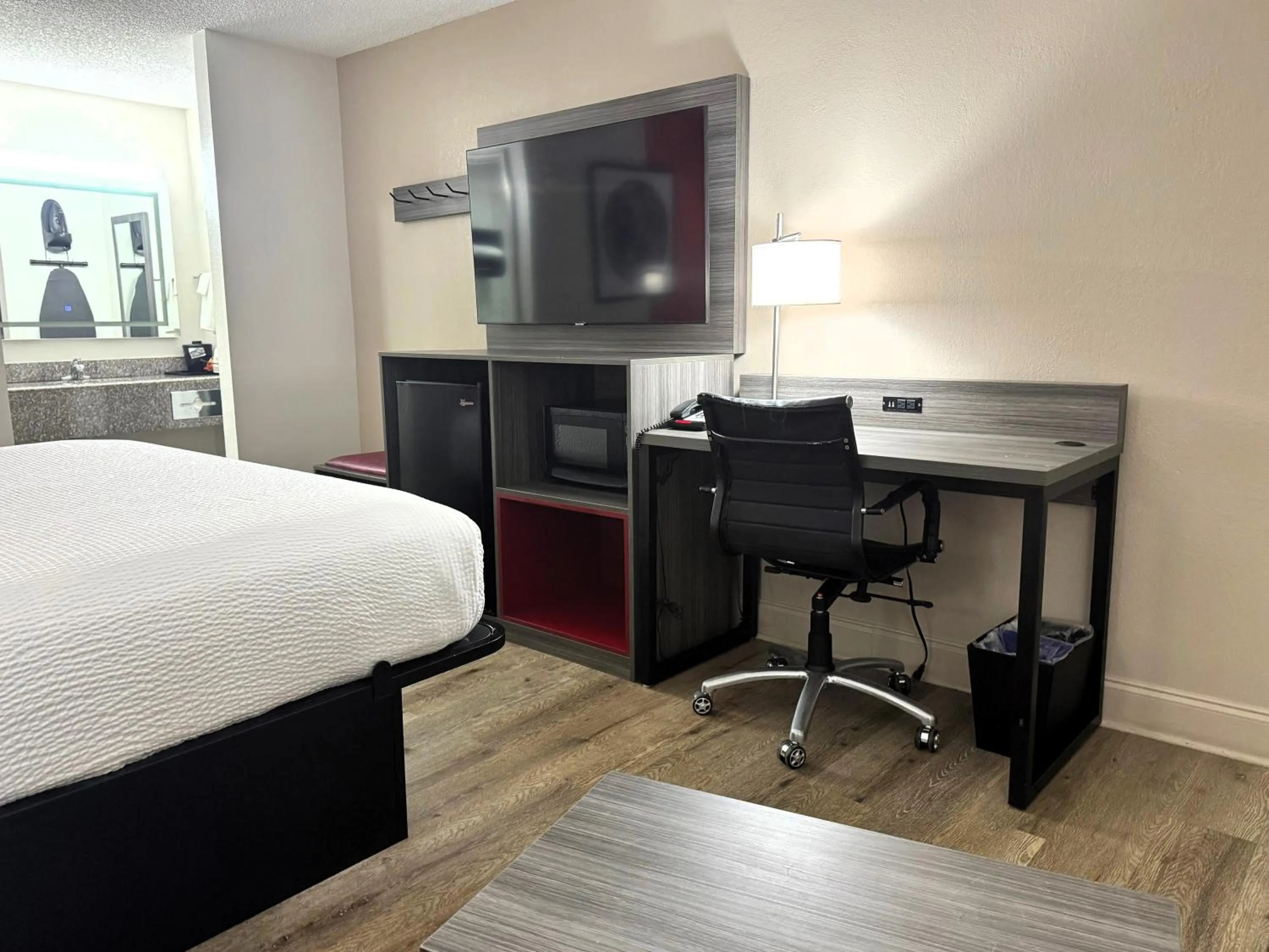 TV and multimedia, Bed in Ramada by Wyndham Pelham