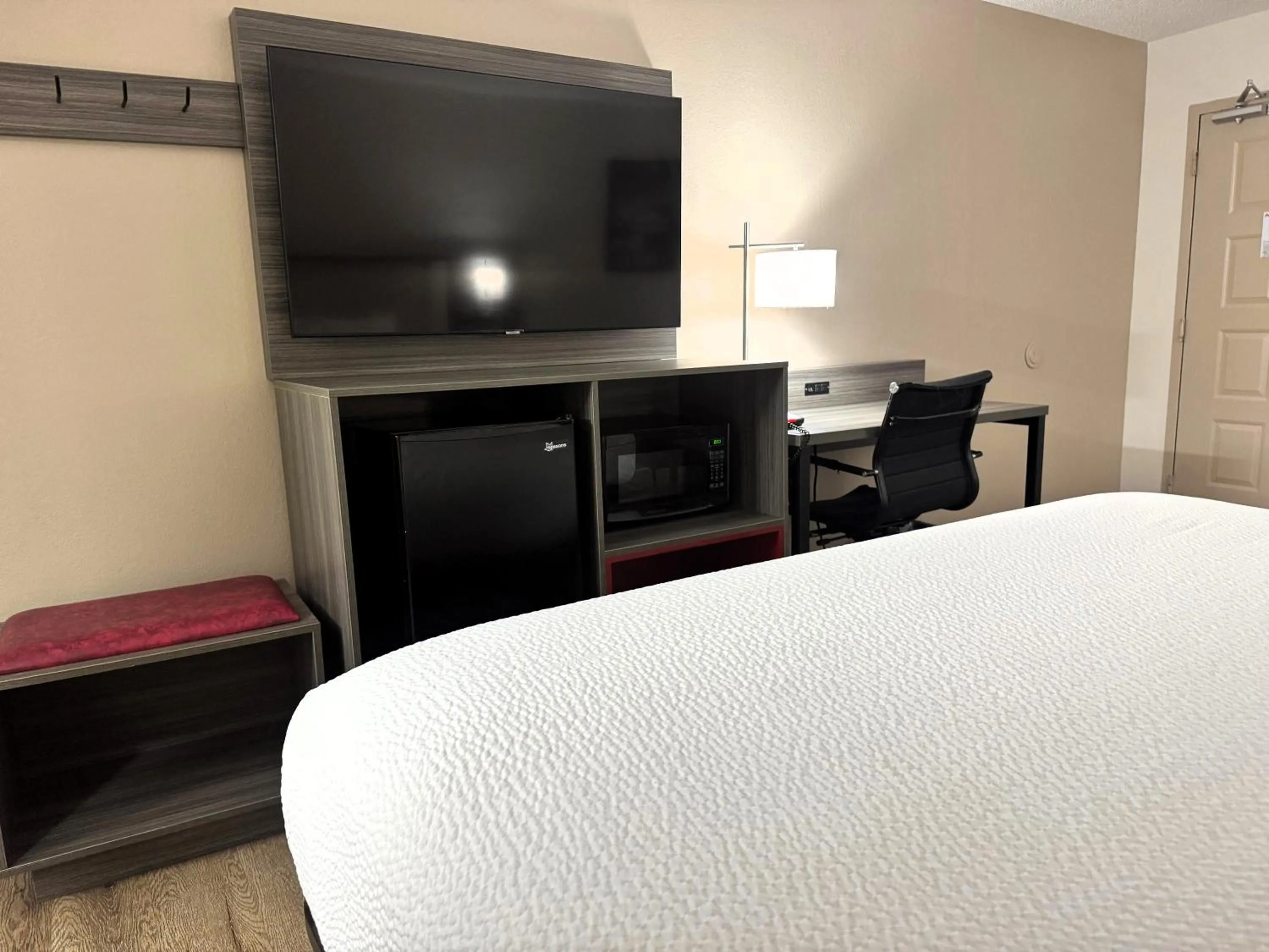 TV and multimedia, Bed in Ramada by Wyndham Pelham