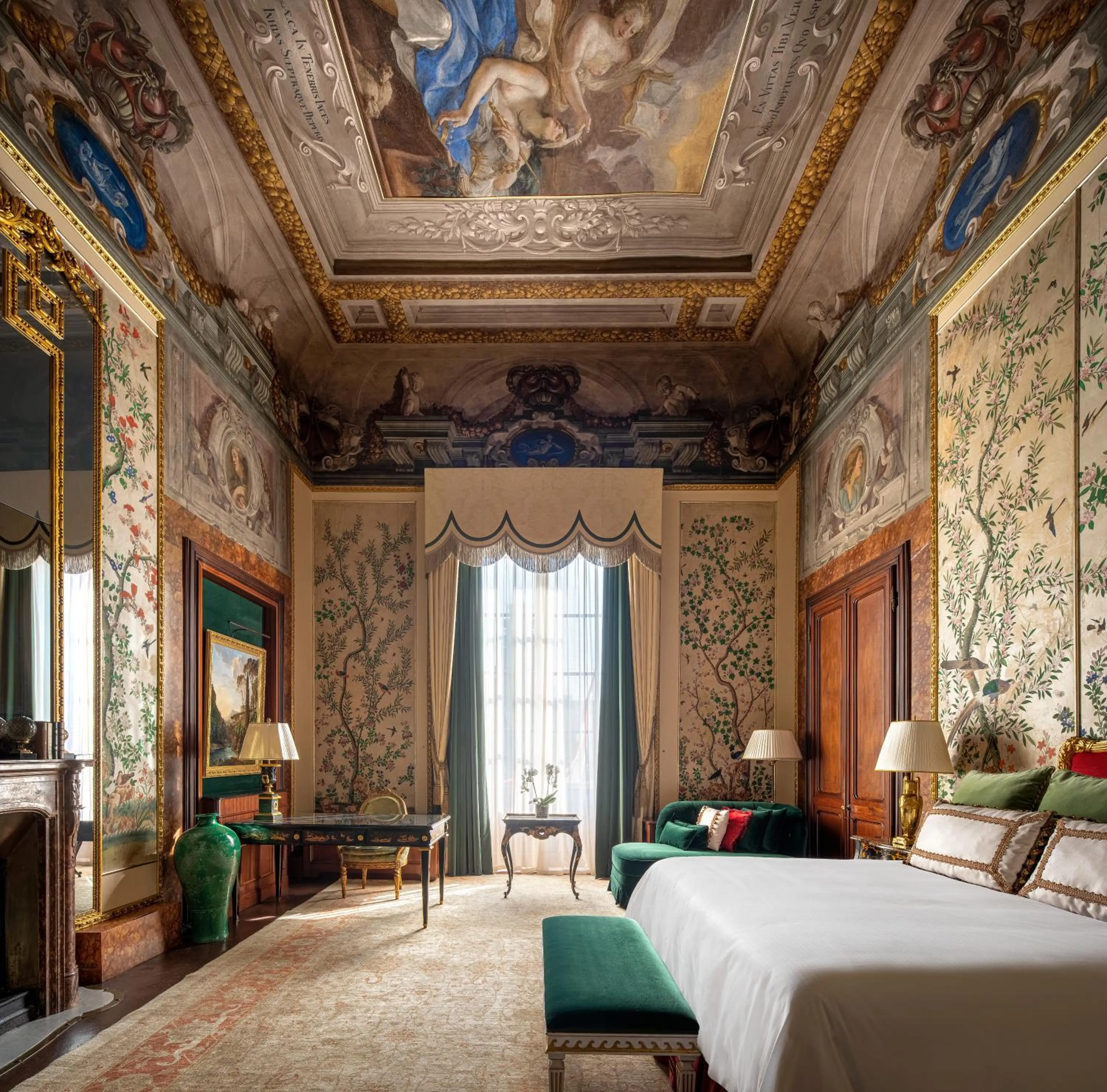 Photo of the whole room, Bed in Four Seasons Hotel Firenze
