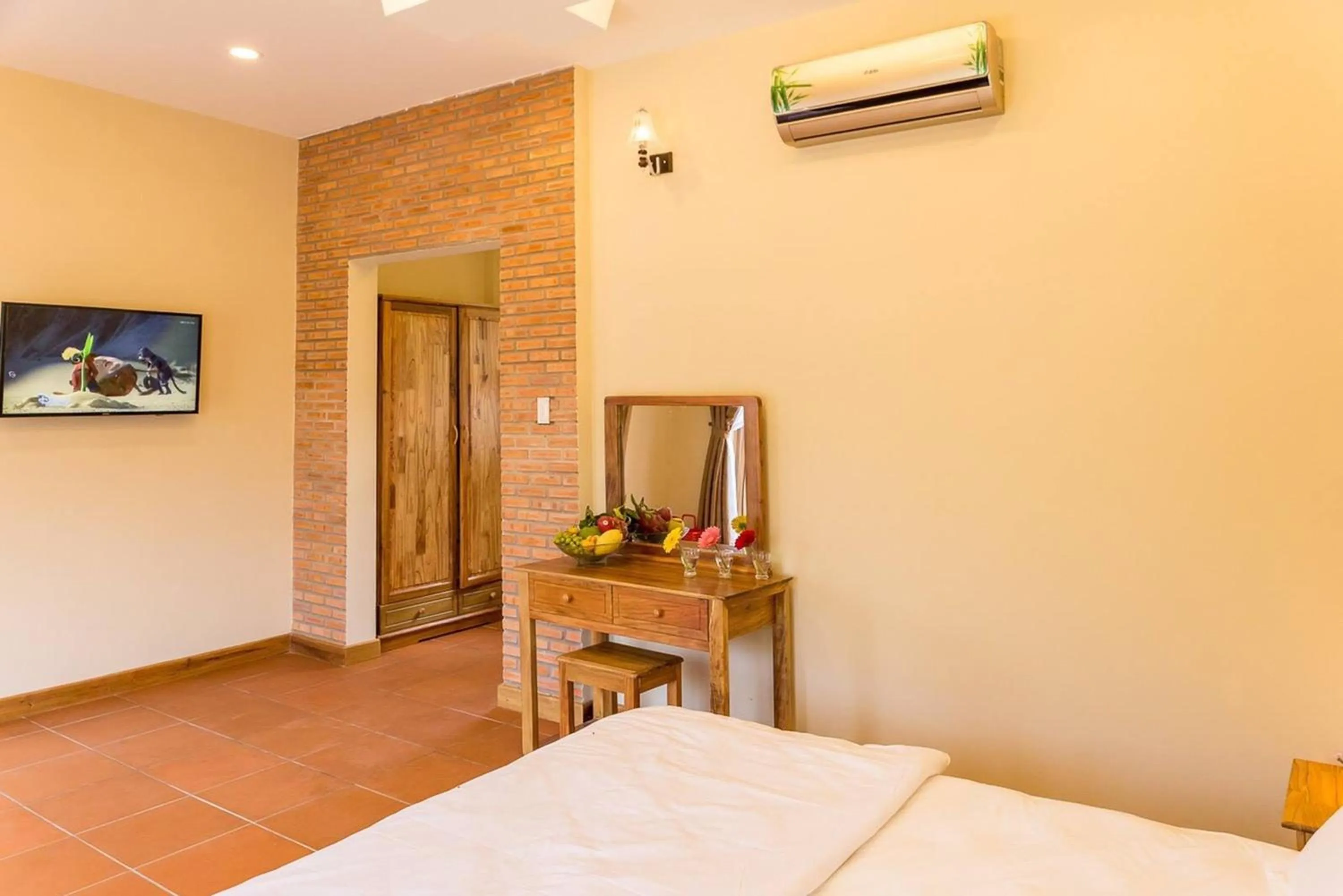 Communal lounge/ TV room, Bed in Phu Quoc Bungalow Yen Thanh