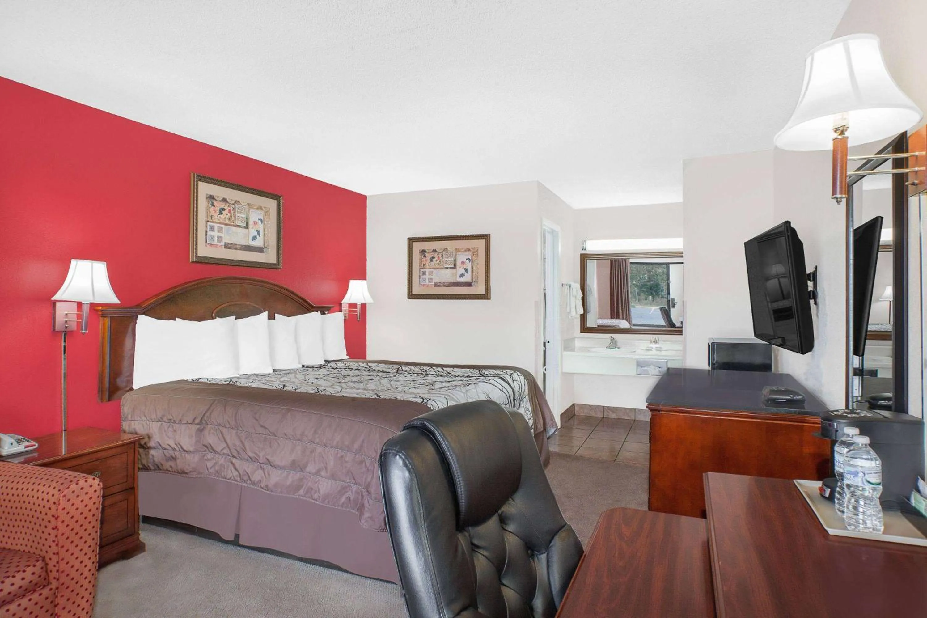 Photo of the whole room in Days Inn by Wyndham Newton MS I-20