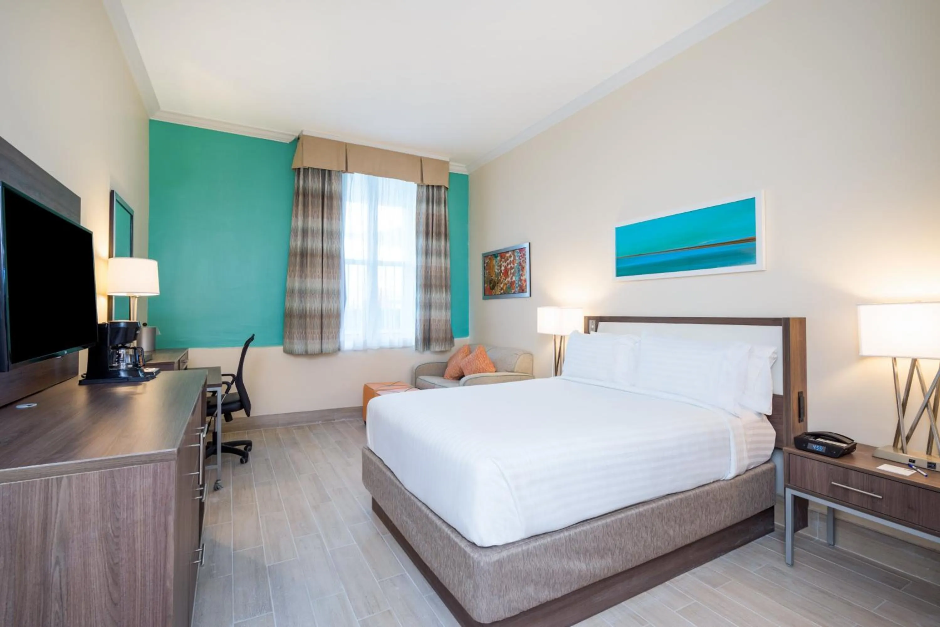 Photo of the whole room, Bed in Holiday Inn Express & Suites Nassau by IHG