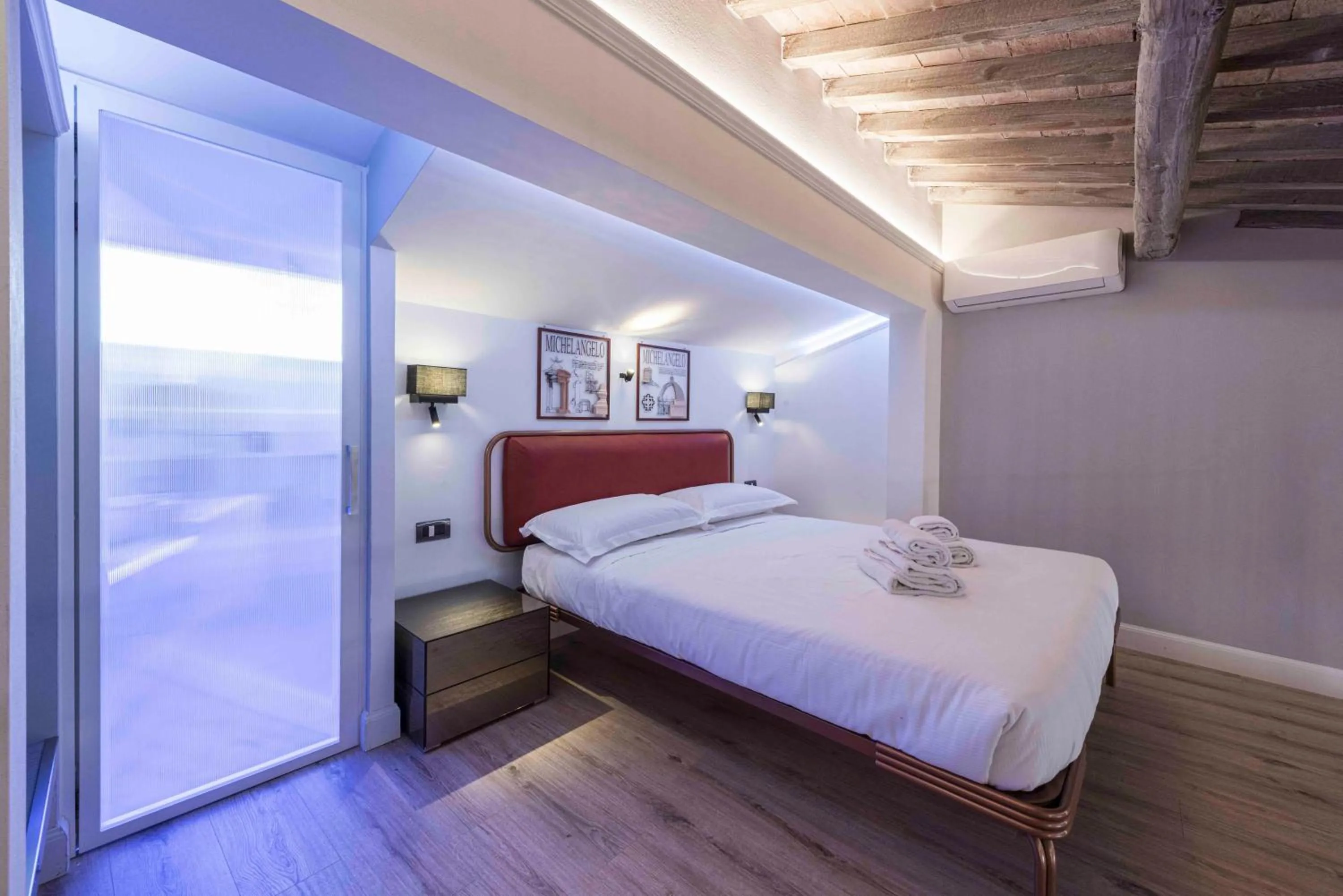 Bedroom, Bed in Giglio di Firenze by Mmega