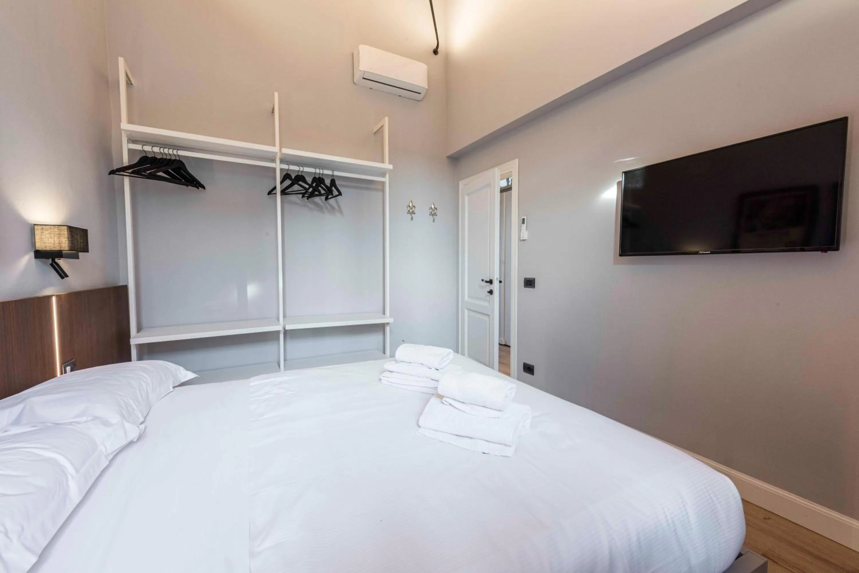 Bedroom, Bed in Giglio di Firenze by Mmega