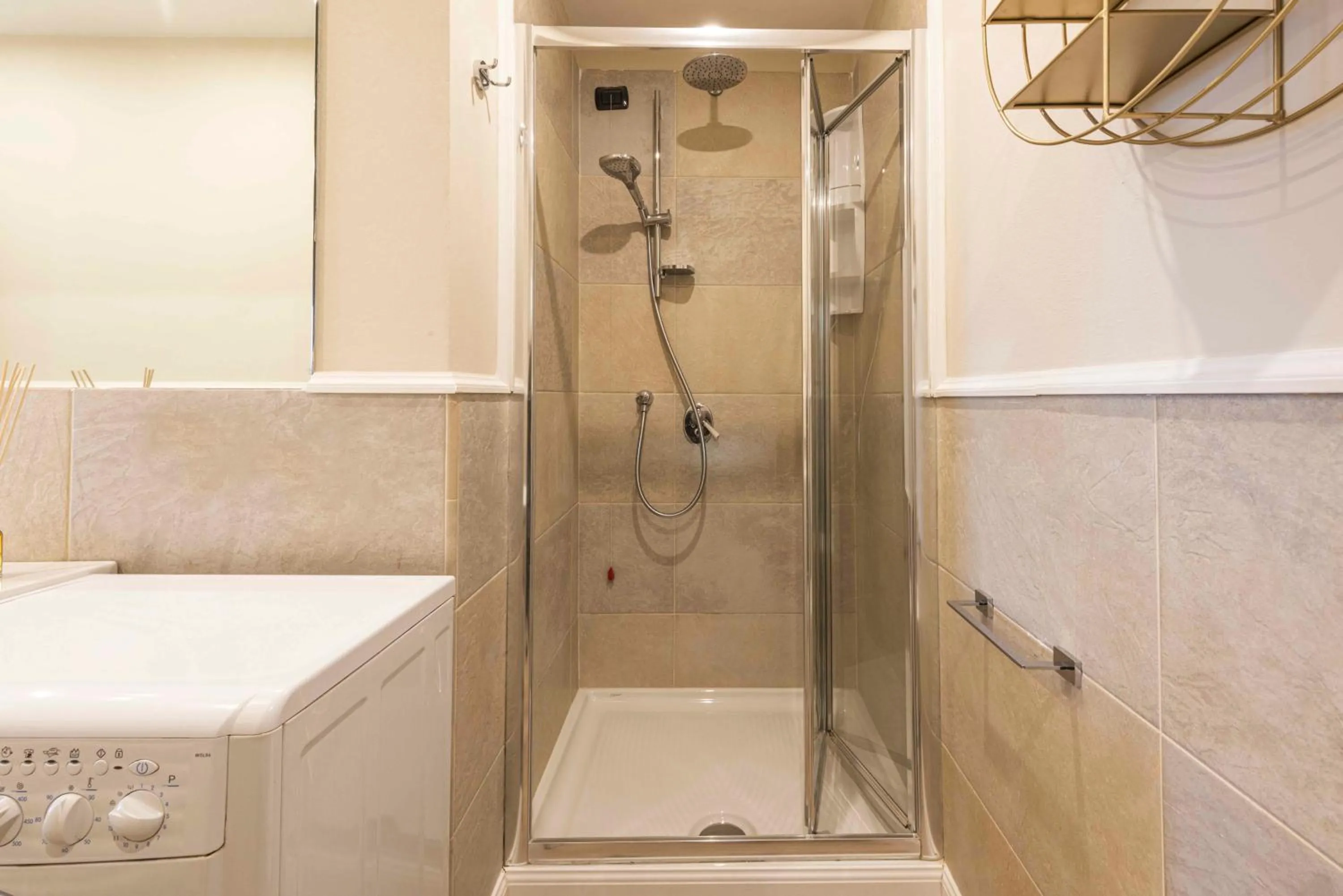 Bathroom in Giglio di Firenze by Mmega