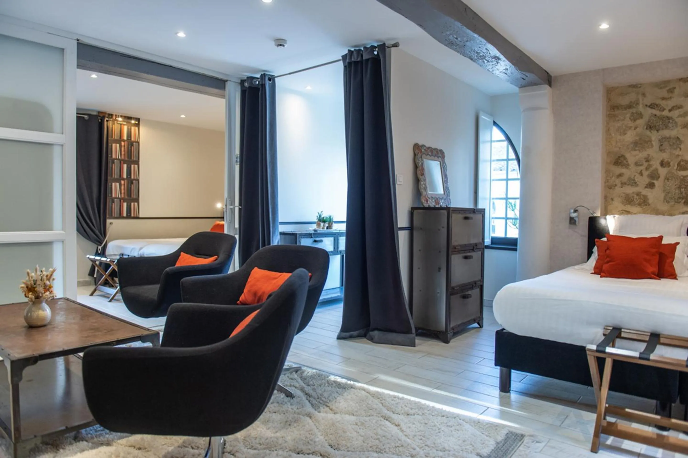 Photo of the whole room, Bed in Domaine de Larchey & son restaurant - Bordeaux Sud