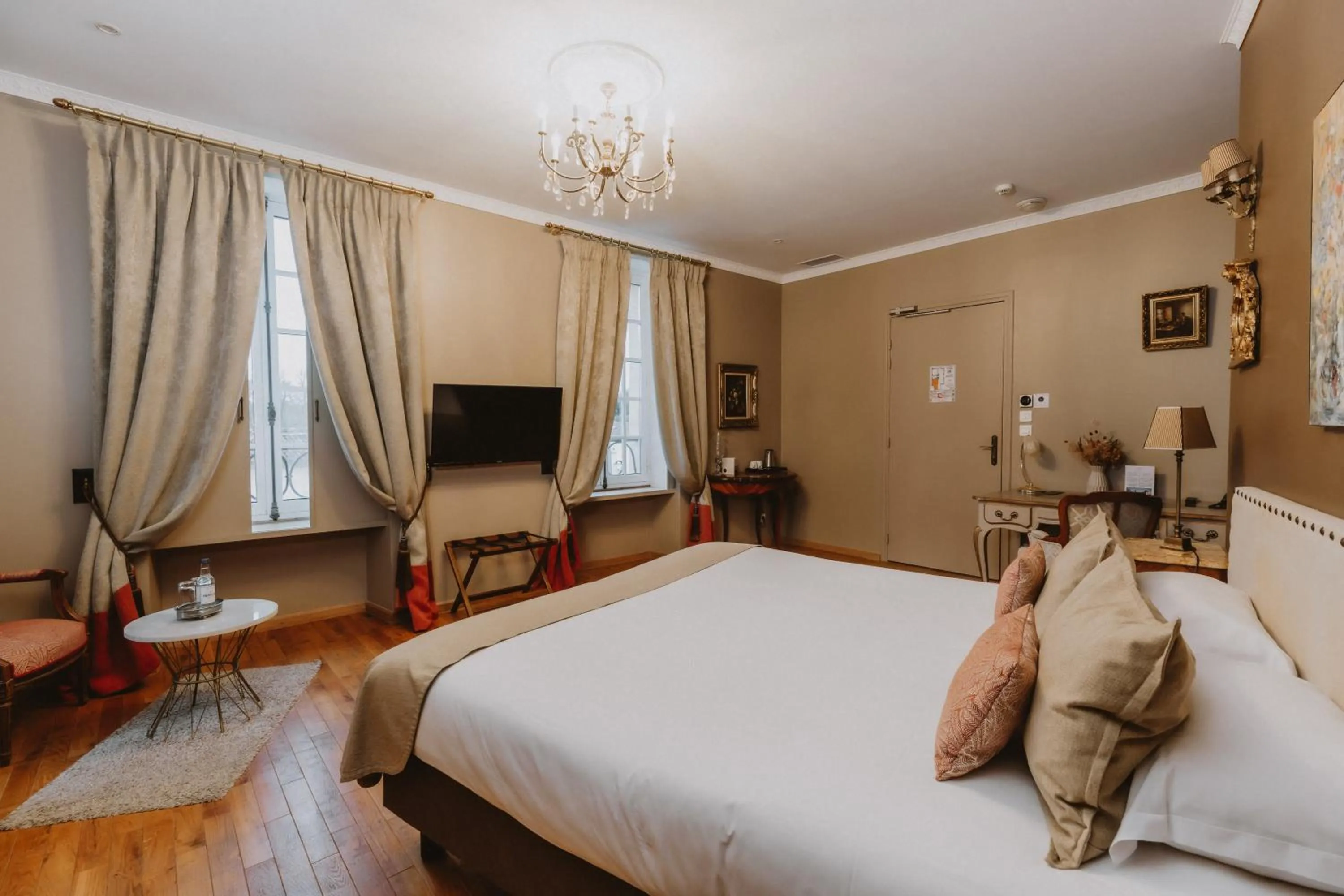 Photo of the whole room, Bed in Domaine de Larchey & son restaurant - Bordeaux Sud