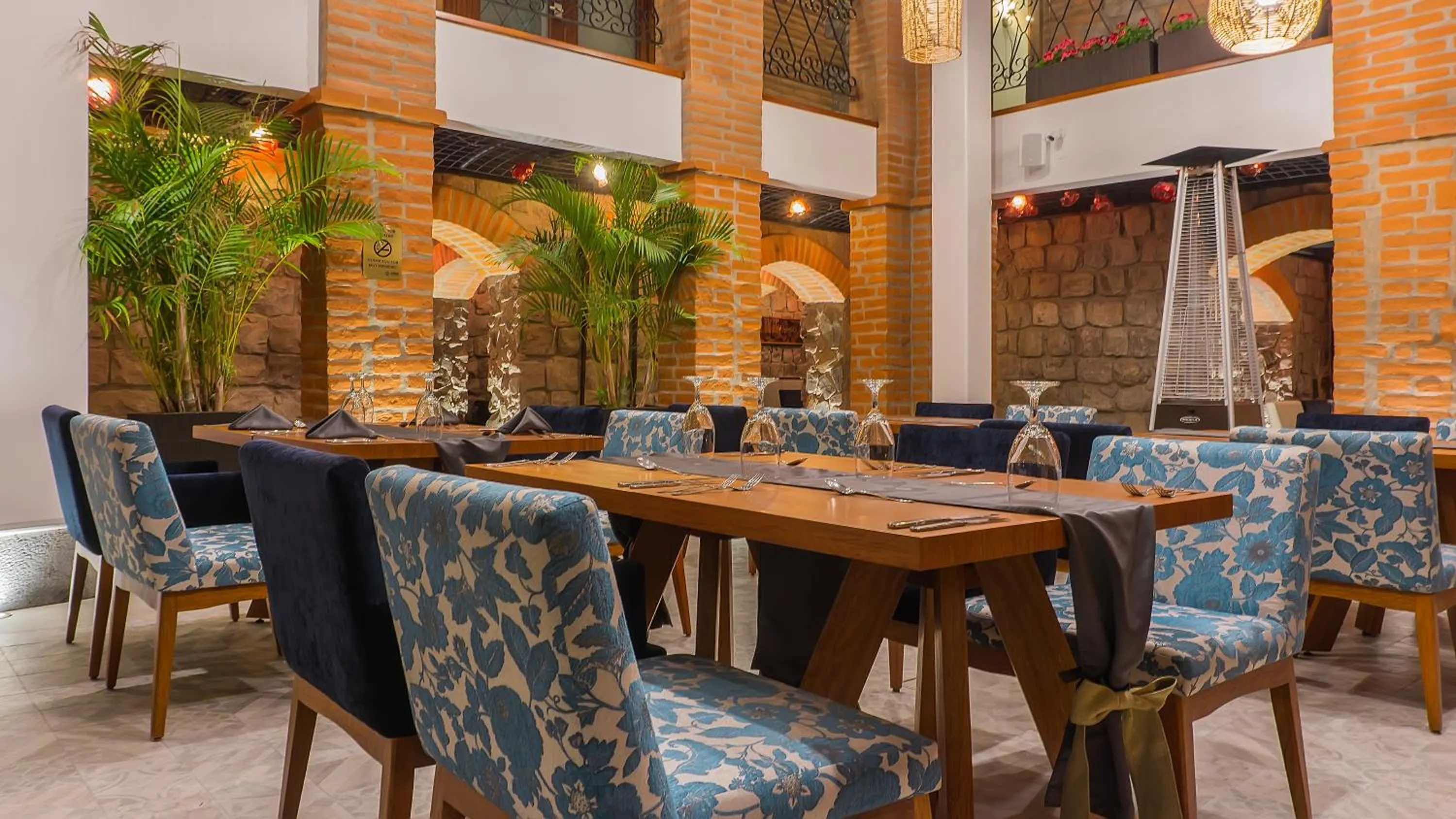 Restaurant/places to eat in Hotel Otavalo by Art Hotels
