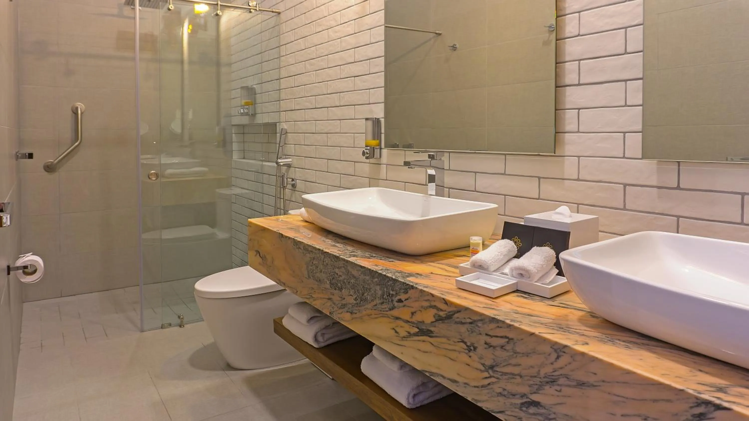 Shower in Hotel Otavalo by Art Hotels