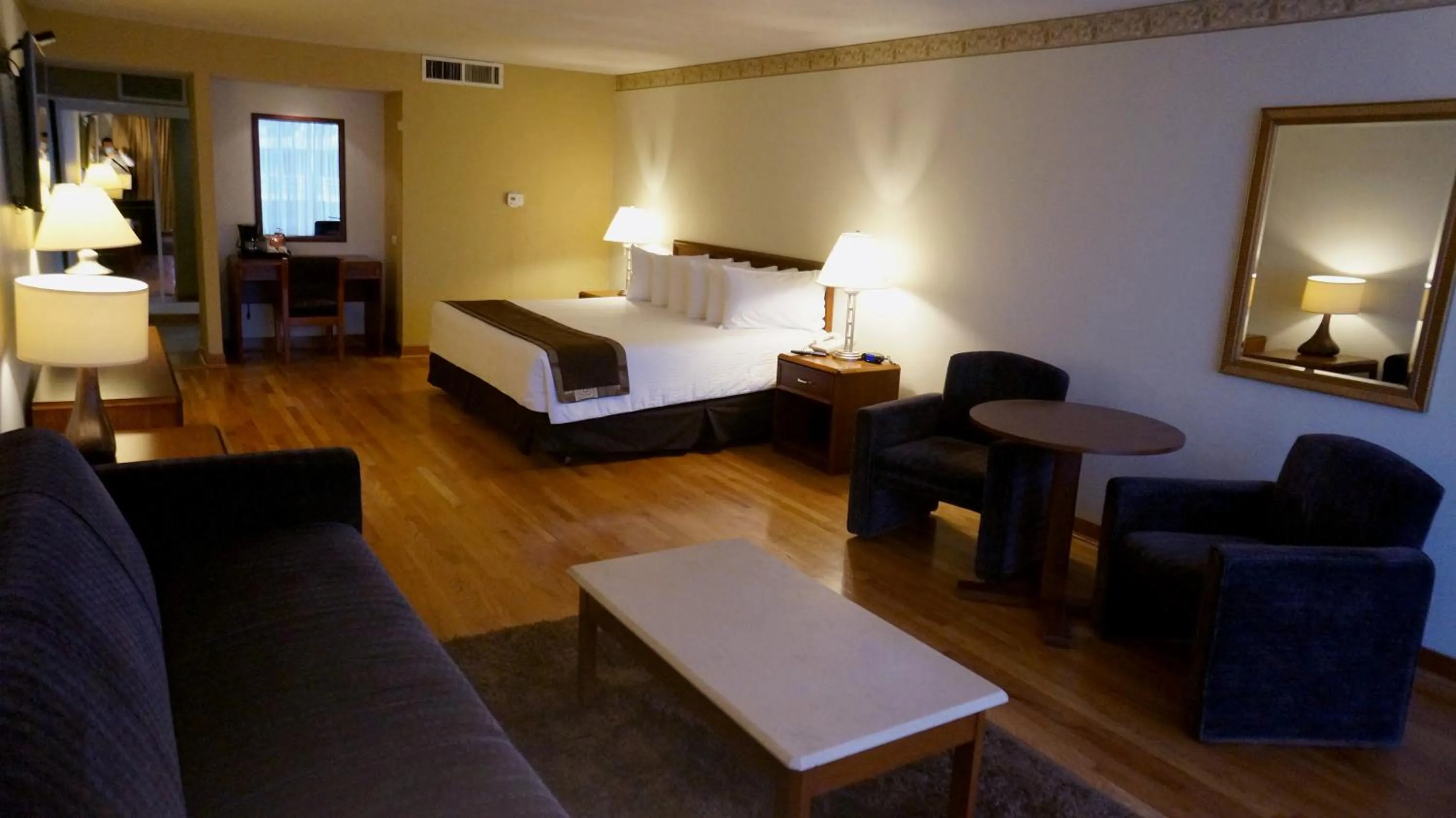 Seating area, Bed in HM Mirador