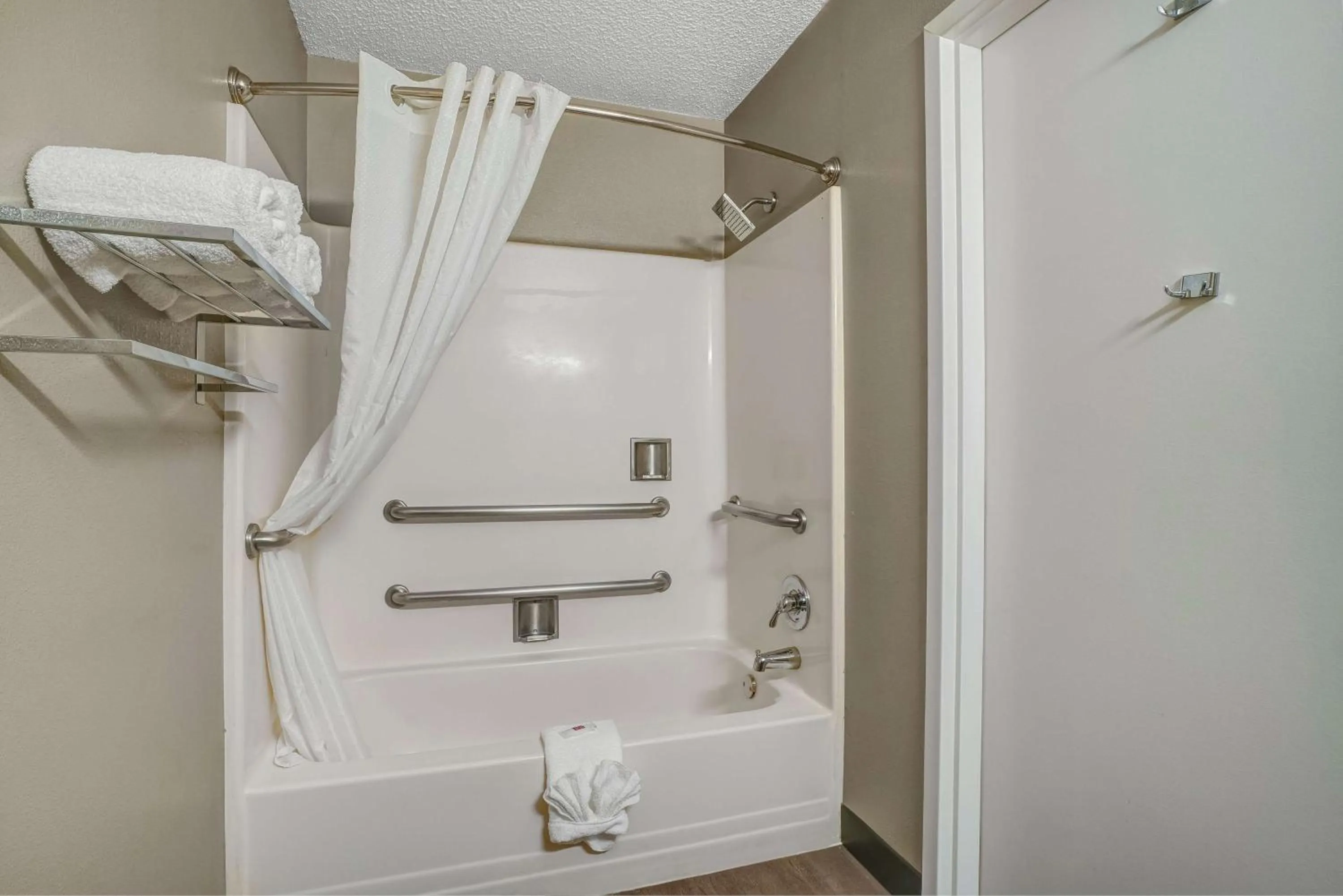 Bathroom in Motel 6-Fort Worth, TX - White Settlement