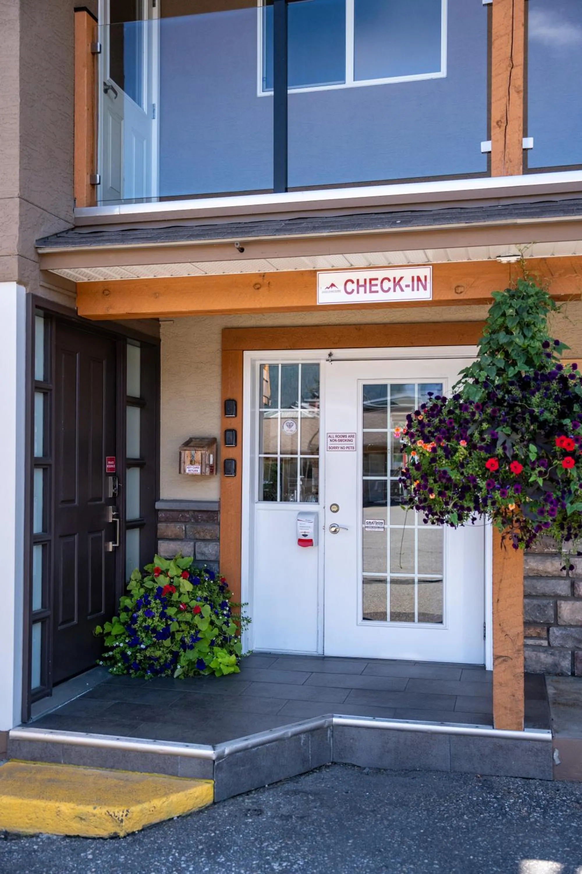 Facade/entrance in Swiss Chalet Motel