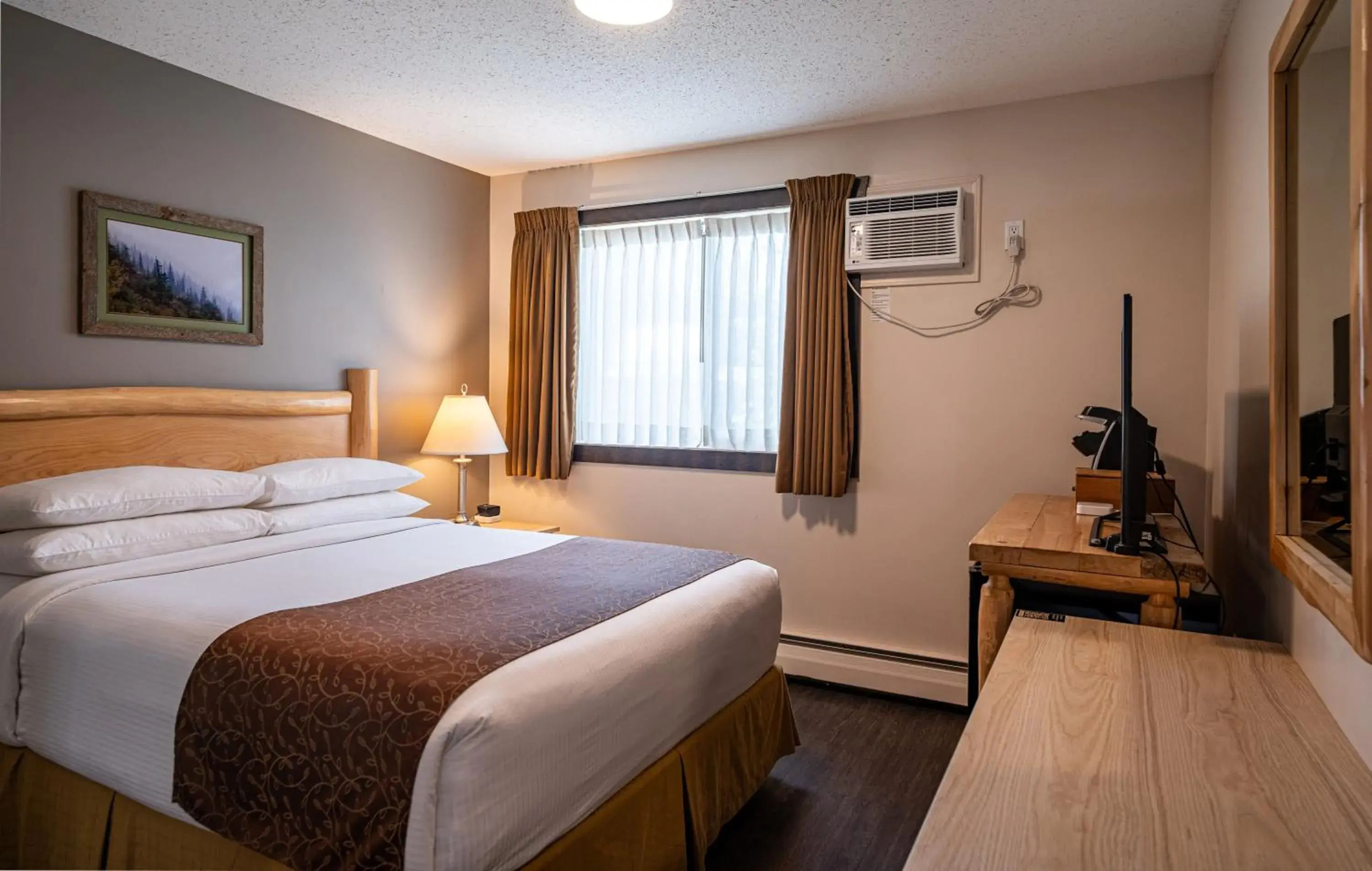 Deluxe Queen Room Non-Pet Friendly in Swiss Chalet Motel Deluxe Queen Room Non-Pet Friendly in Swiss Chalet Motel
