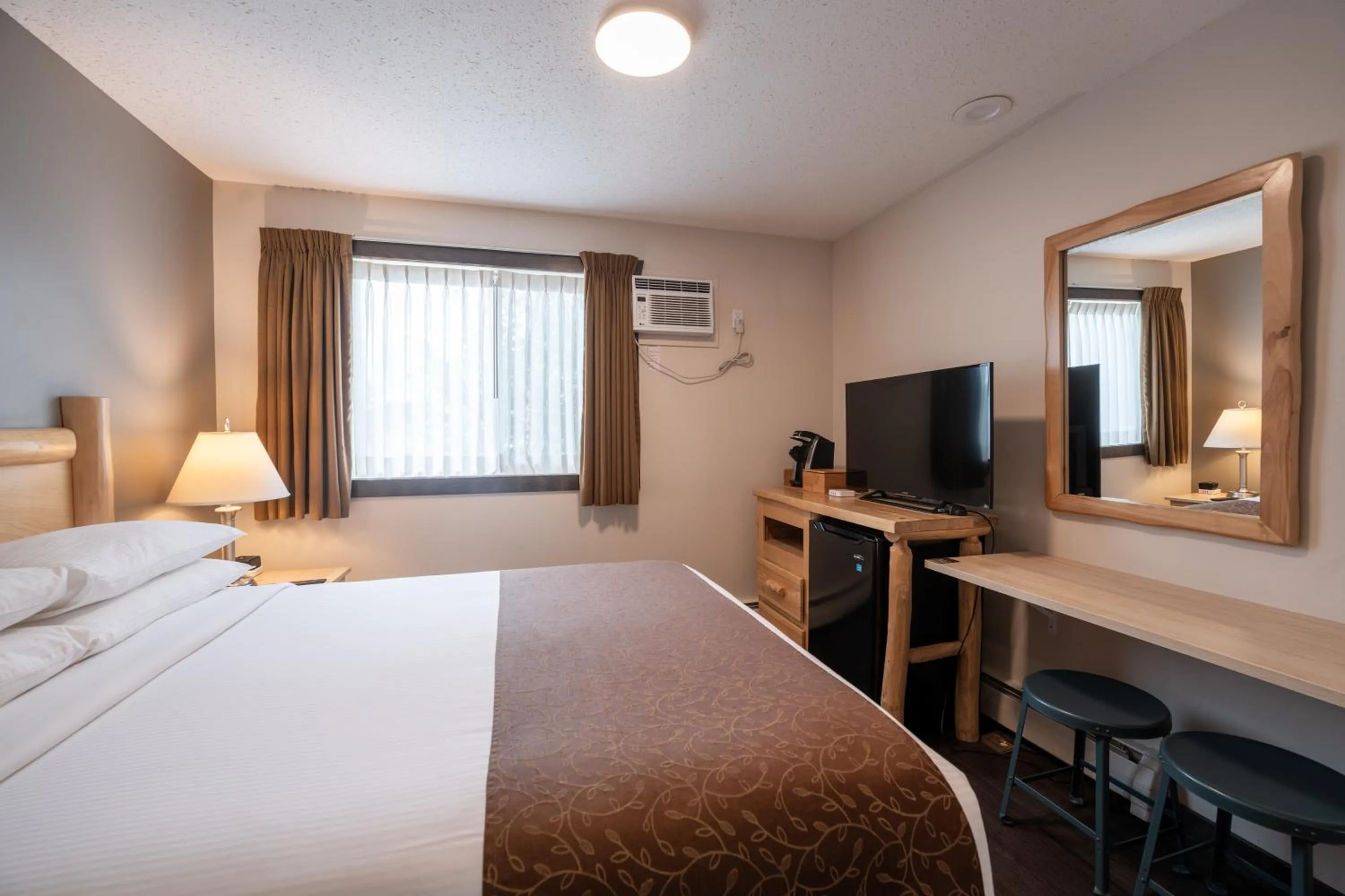 Bedroom, Bed in Swiss Chalet Motel