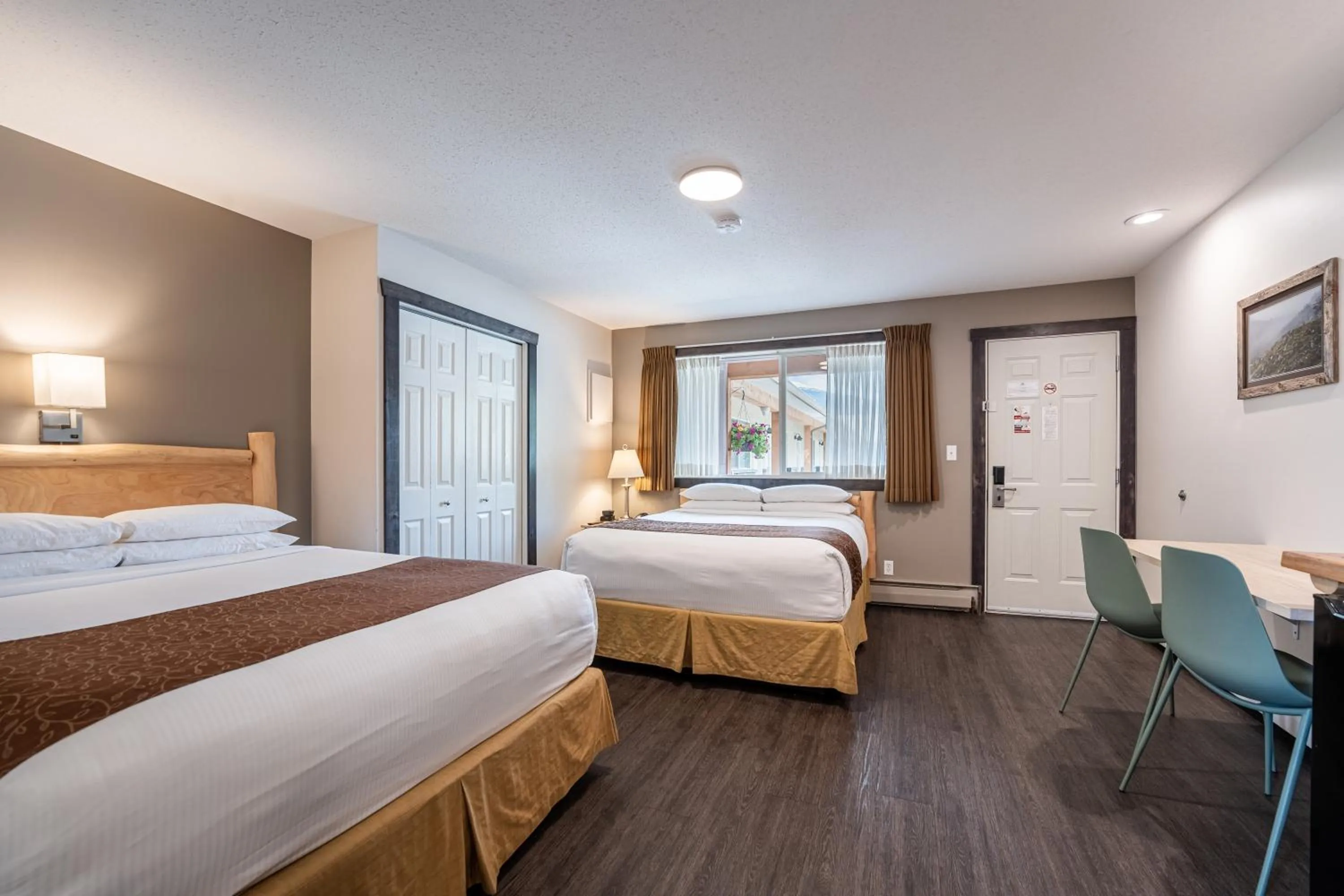 Bedroom, Bed in Swiss Chalet Motel