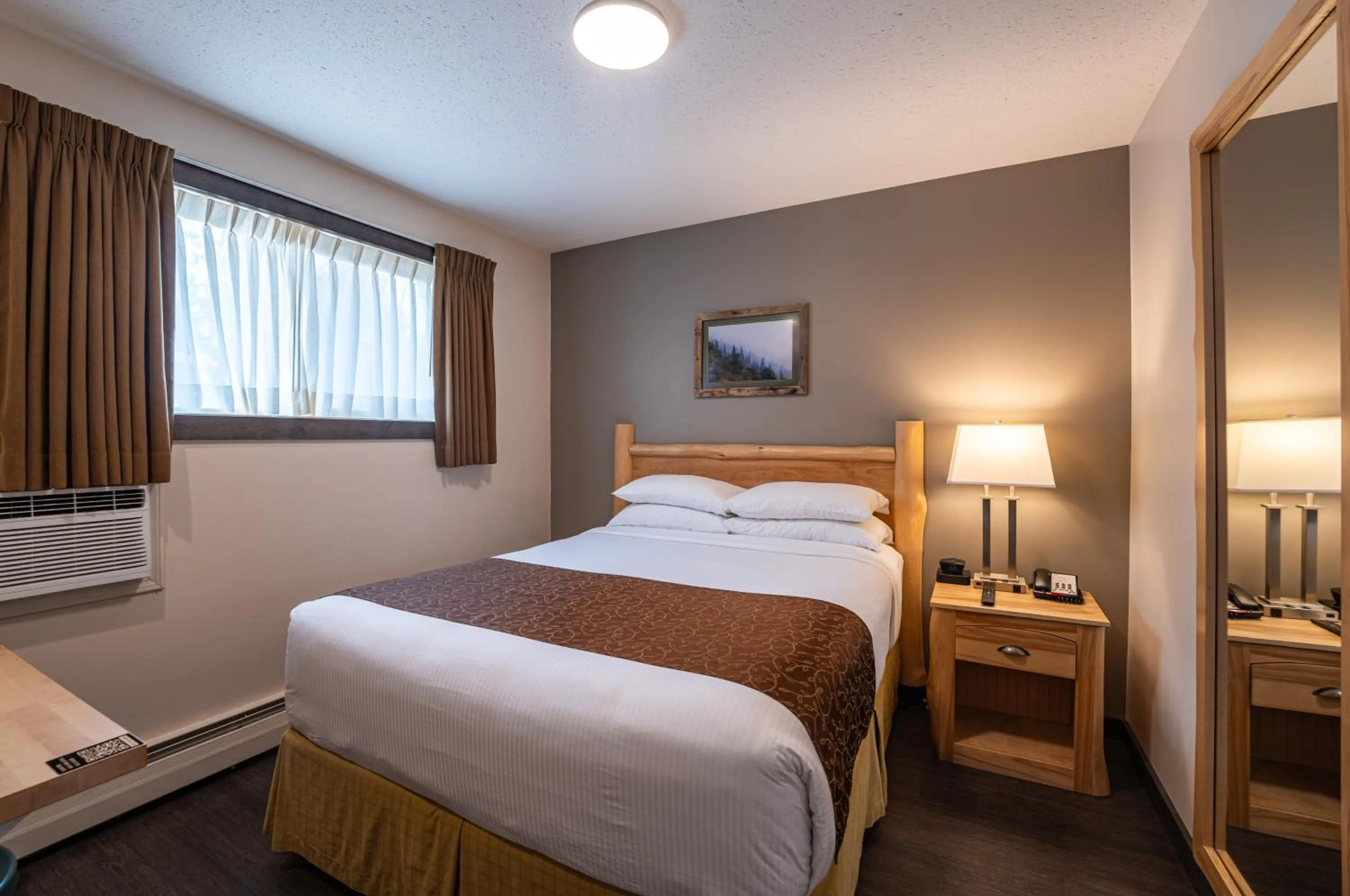 Bedroom, Bed in Swiss Chalet Motel