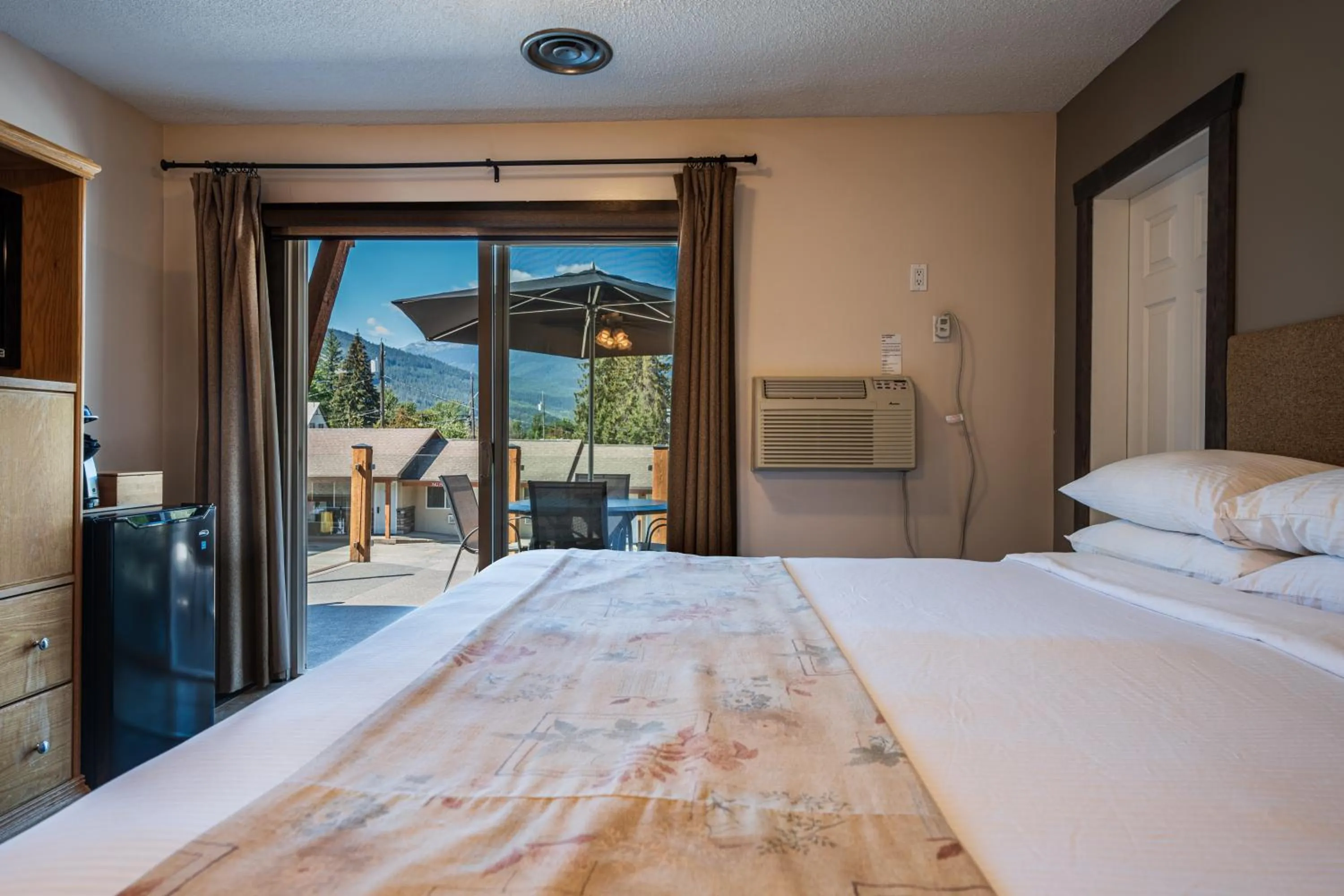 Bedroom, Bed in Swiss Chalet Motel