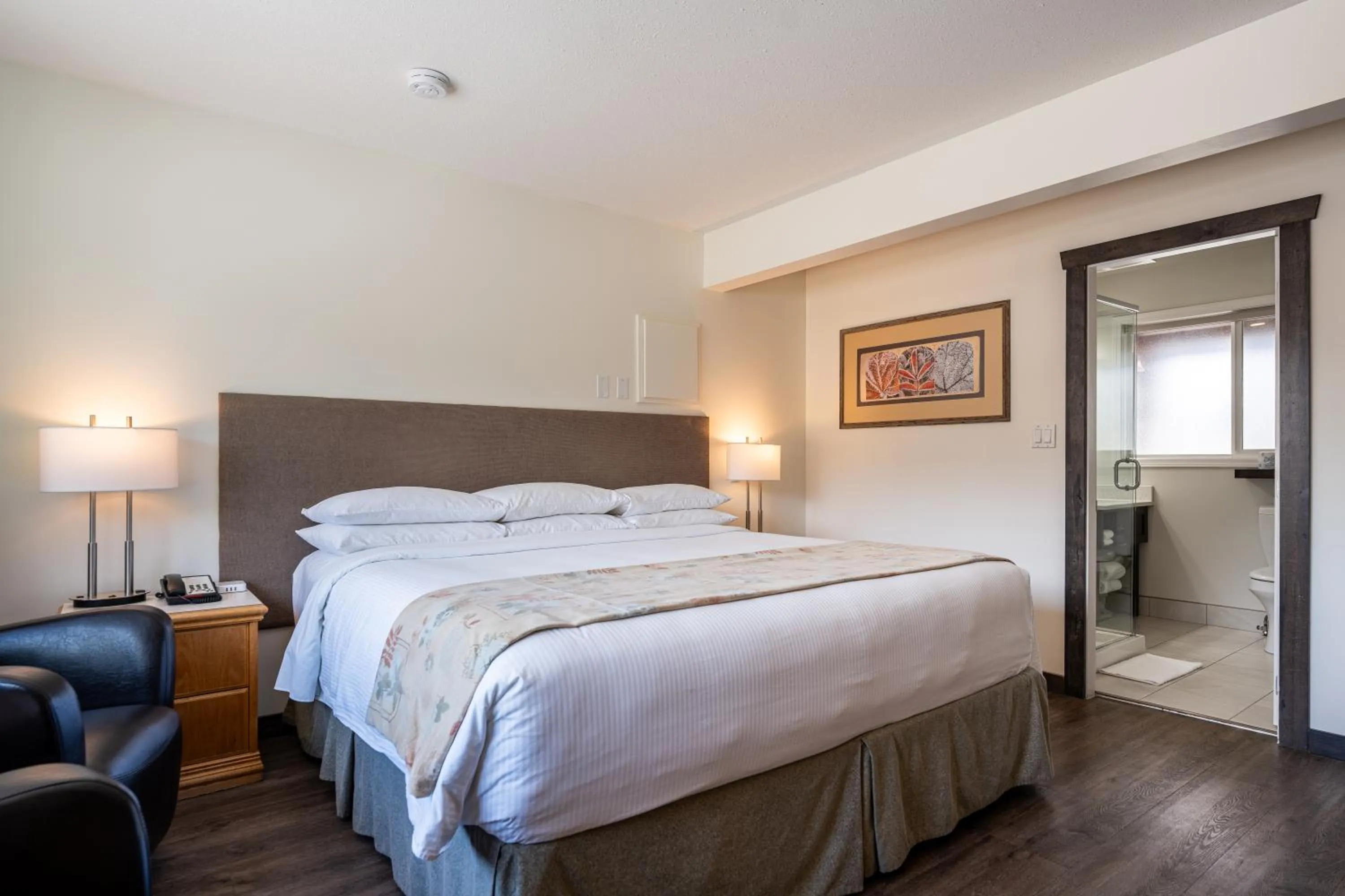 Photo of the whole room, Bed in Swiss Chalet Motel