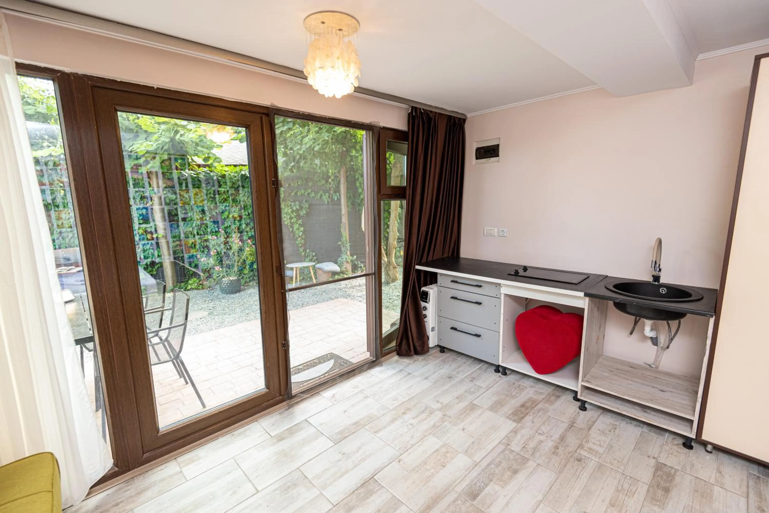 iVAVev IS US ByTheSea EforieSud