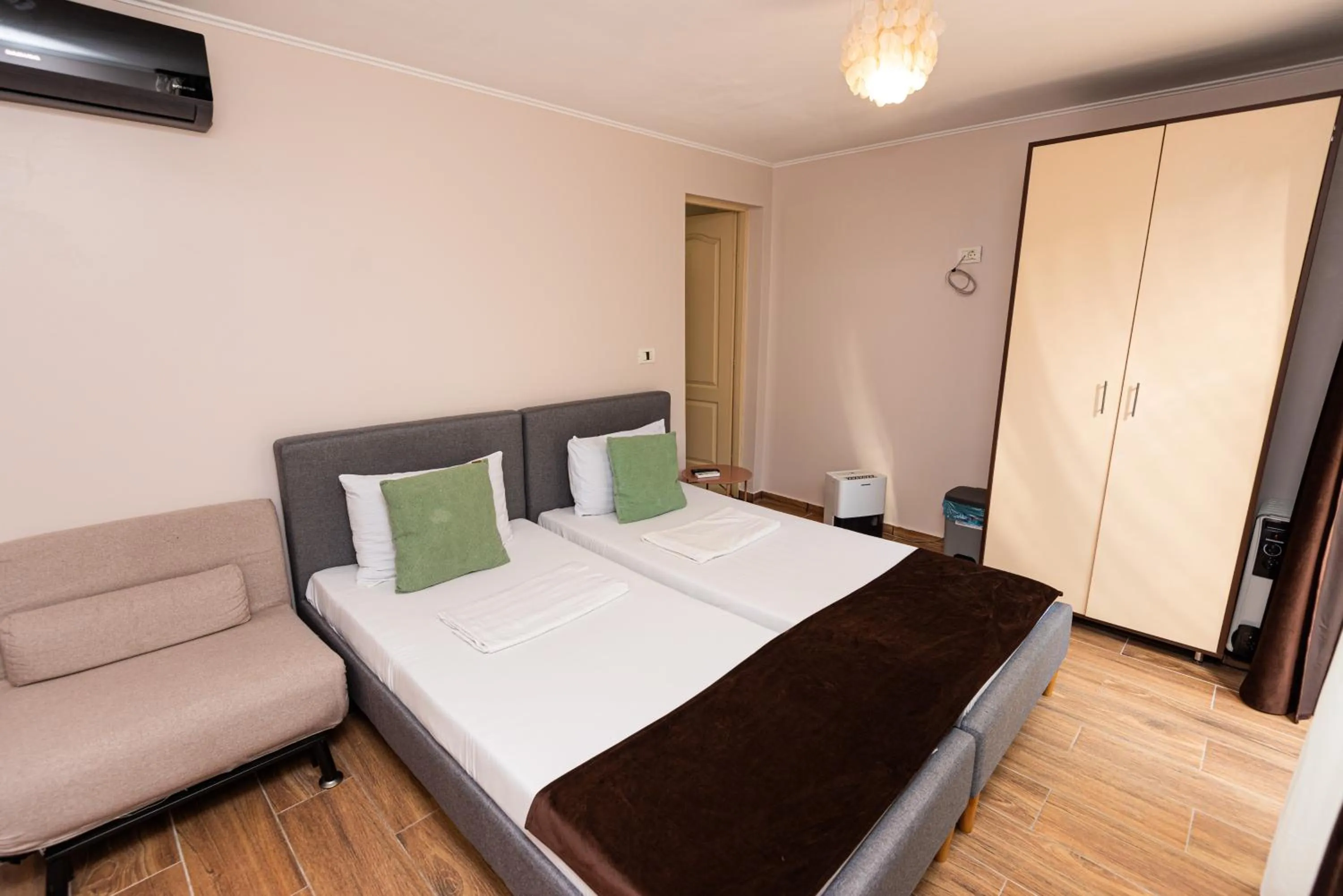 Bed in iVAVev IS US ByTheSea EforieSud