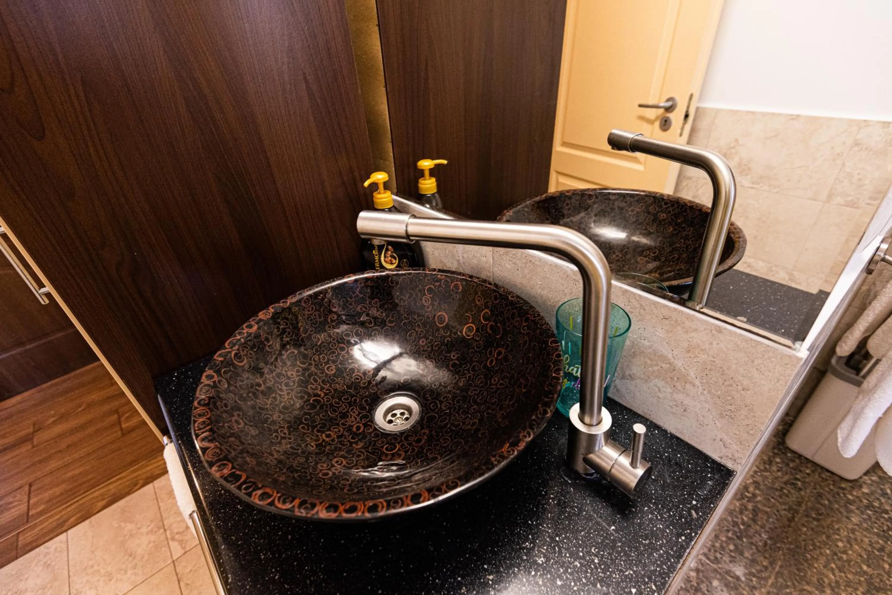 iVAVev IS US ByTheSea EforieSud