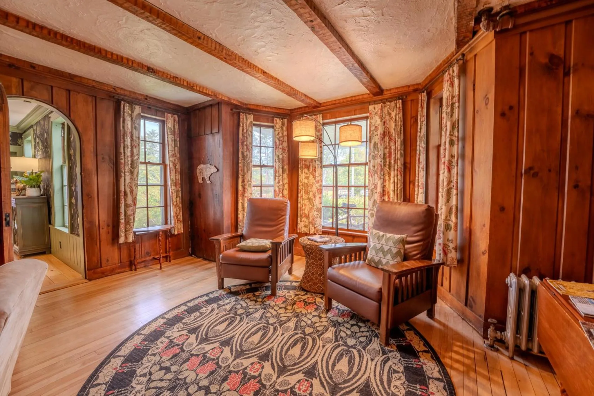 Living room, Bed in Franconia Inn