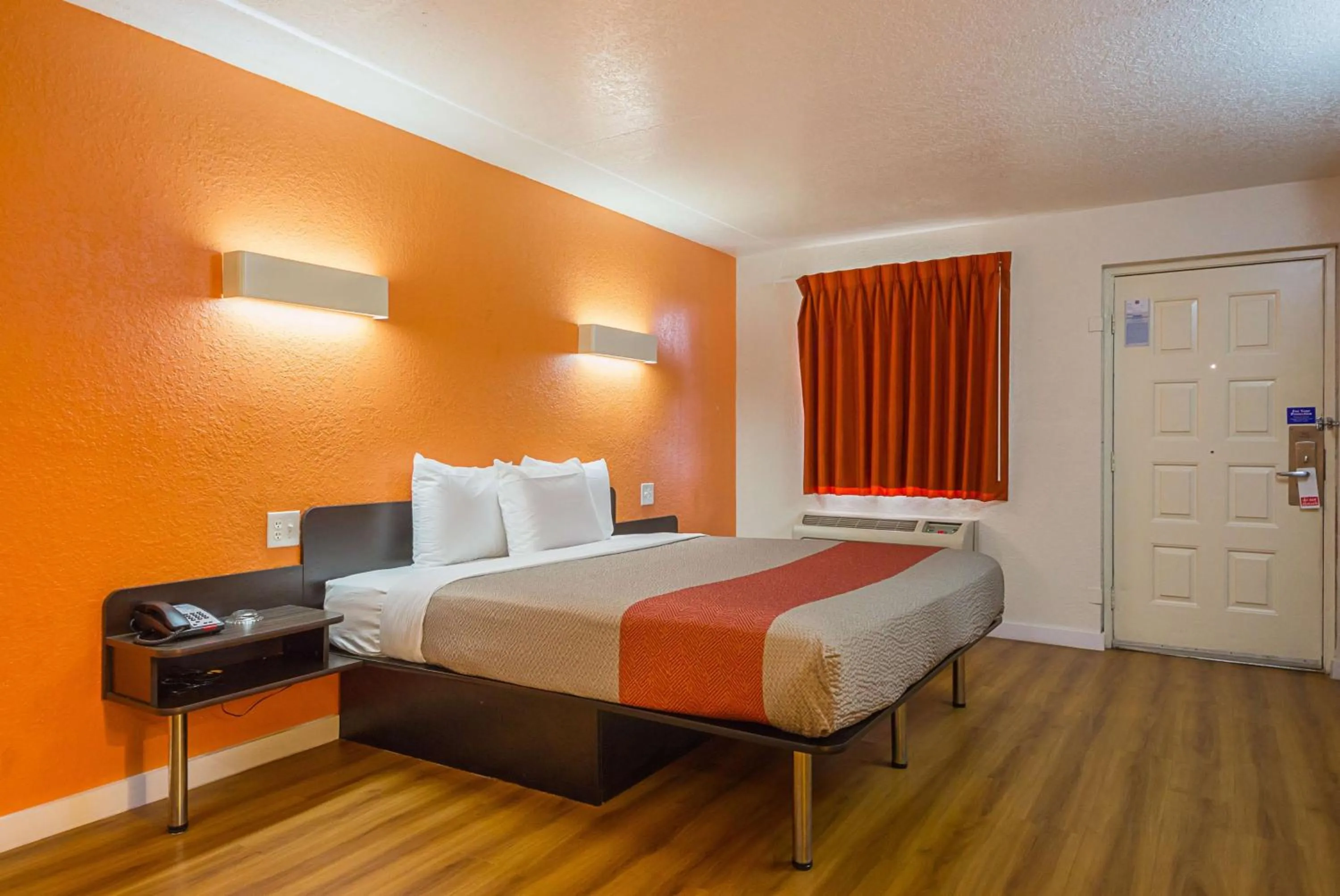 Photo of the whole room, Bed in Motel 6-Garland, TX - Northeast Dallas