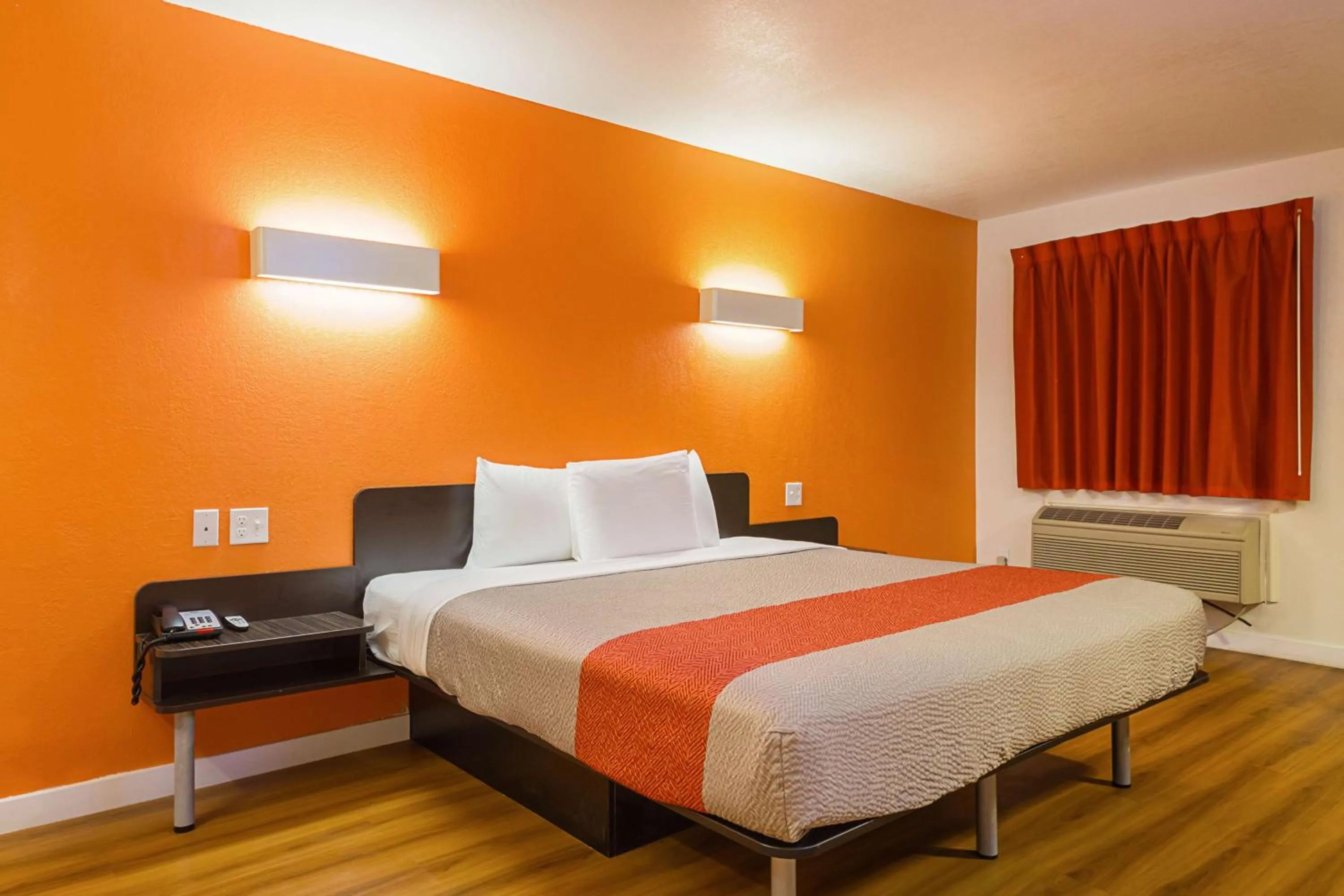 Photo of the whole room, Bed in Motel 6-Garland, TX - Northeast Dallas