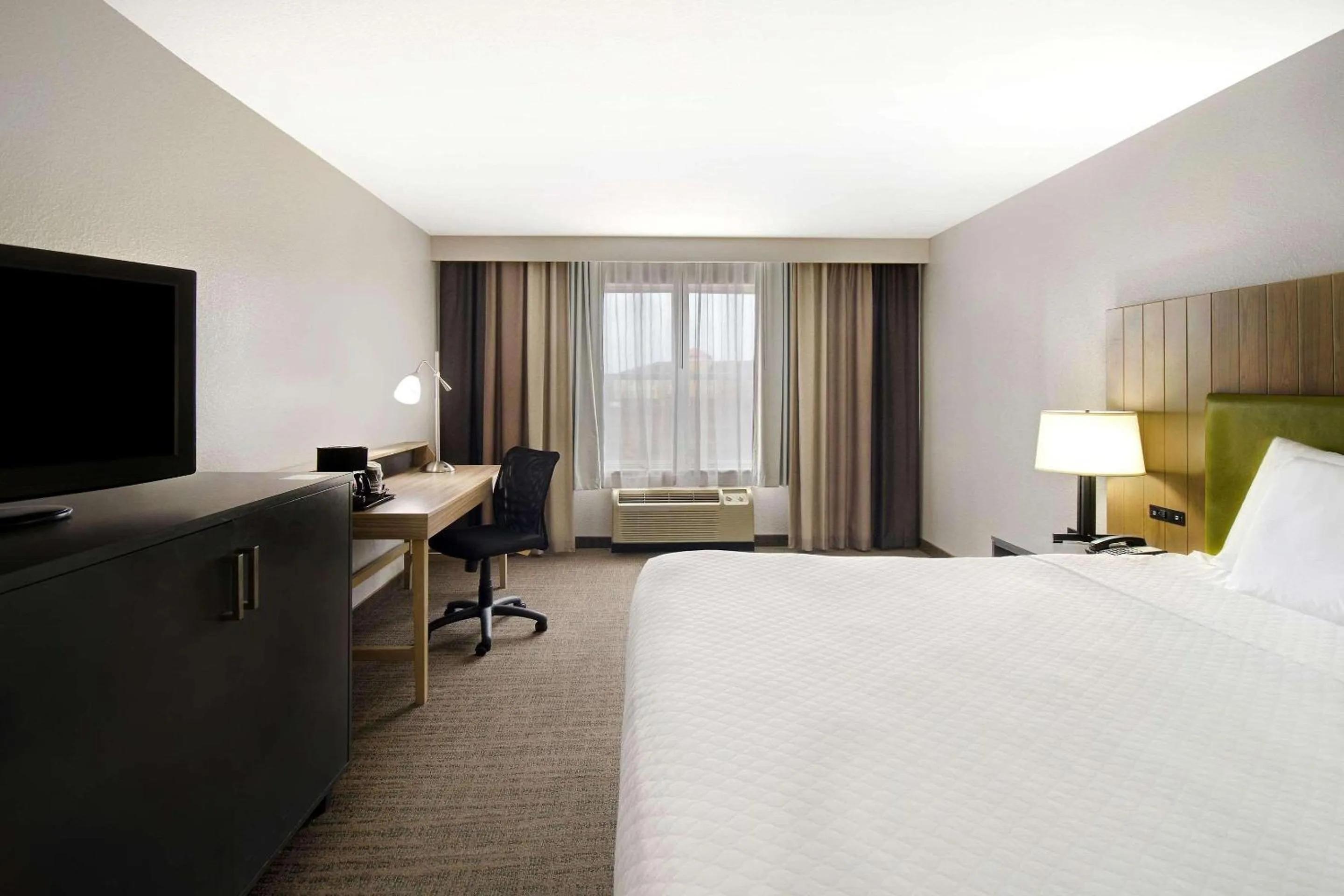 Bedroom, Bed in Country Inn & Suites by Radisson, Cincinnati Airport, KY