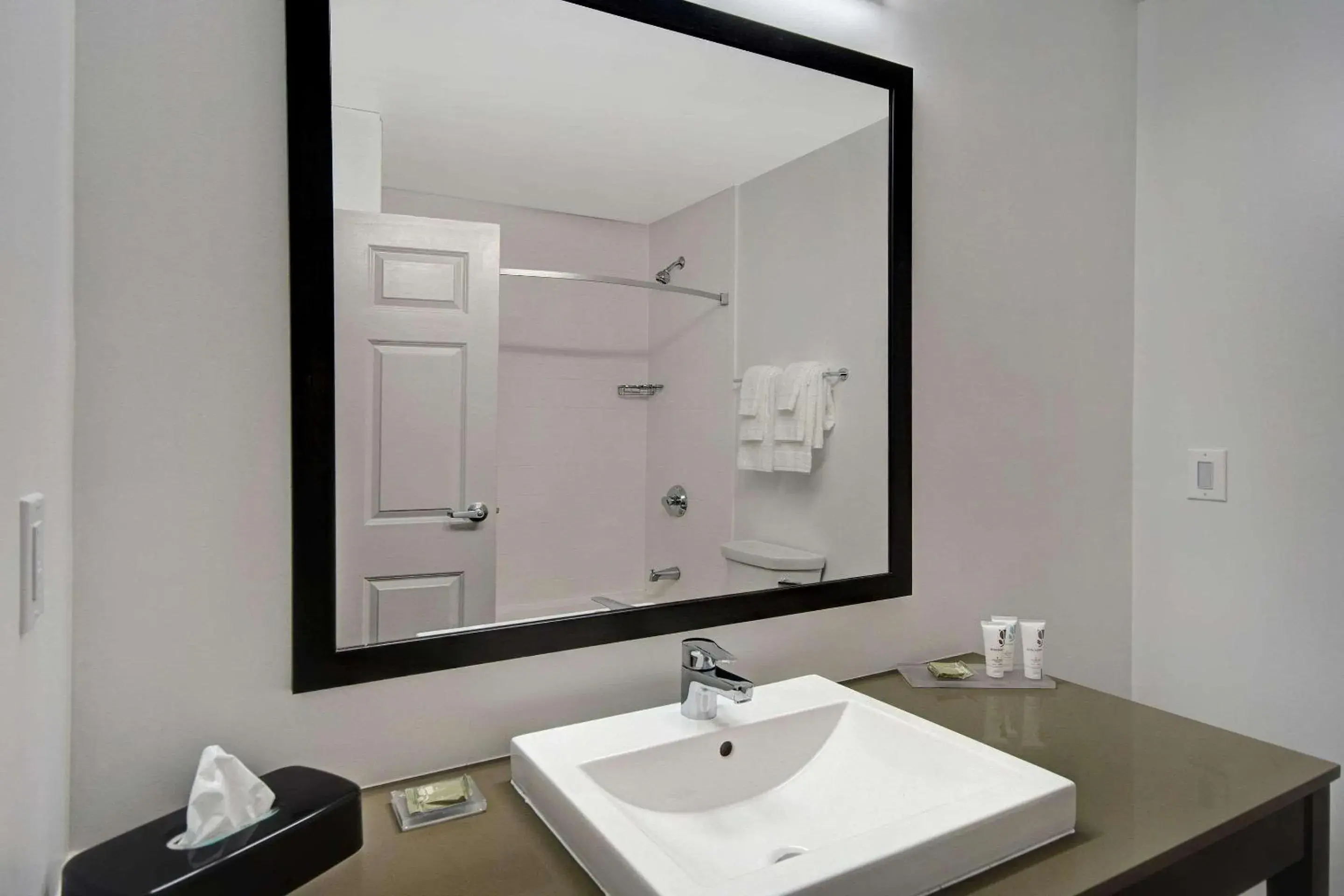 King Room - Disability Access/Non-Smoking in Country Inn & Suites by Radisson, Cincinnati Airport, KY King Room - Disability Access/Non-Smoking in Country Inn & Suites by Radisson, Cincinnati Airport, KY